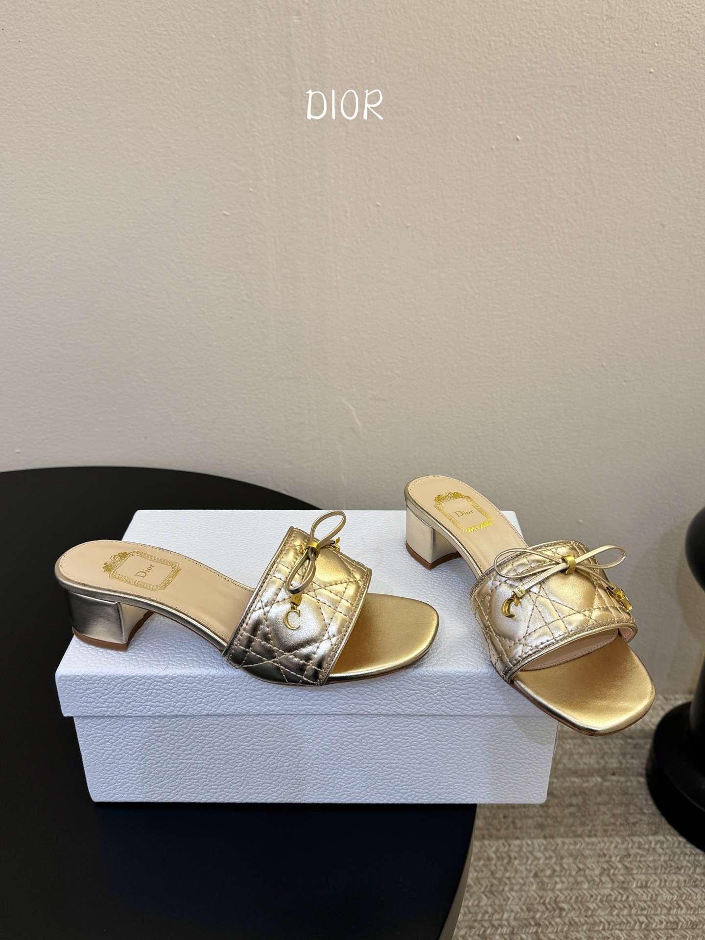 粗跟Dior 迪奥·Cannage 藤格纹电绣CD蝴蝶结穆勒凉拖鞋精选细腻羊皮革打造绗缝鞋面，标志性菱格