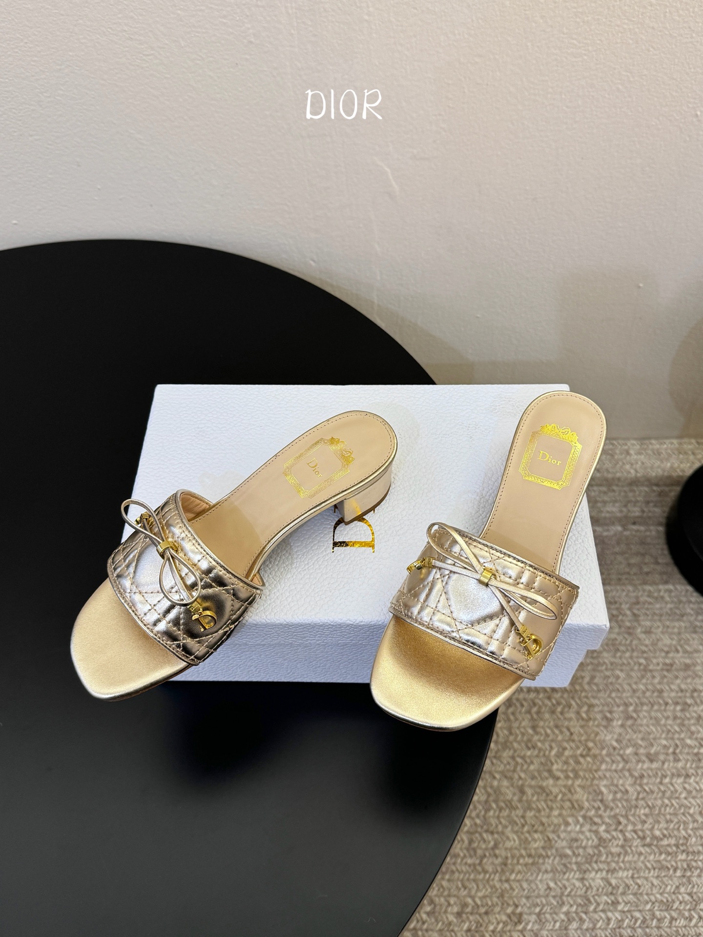 粗跟Dior 迪奥·Cannage 藤格纹电绣CD蝴蝶结穆勒凉拖鞋精选细腻羊皮革打造绗缝鞋面，标志性菱格