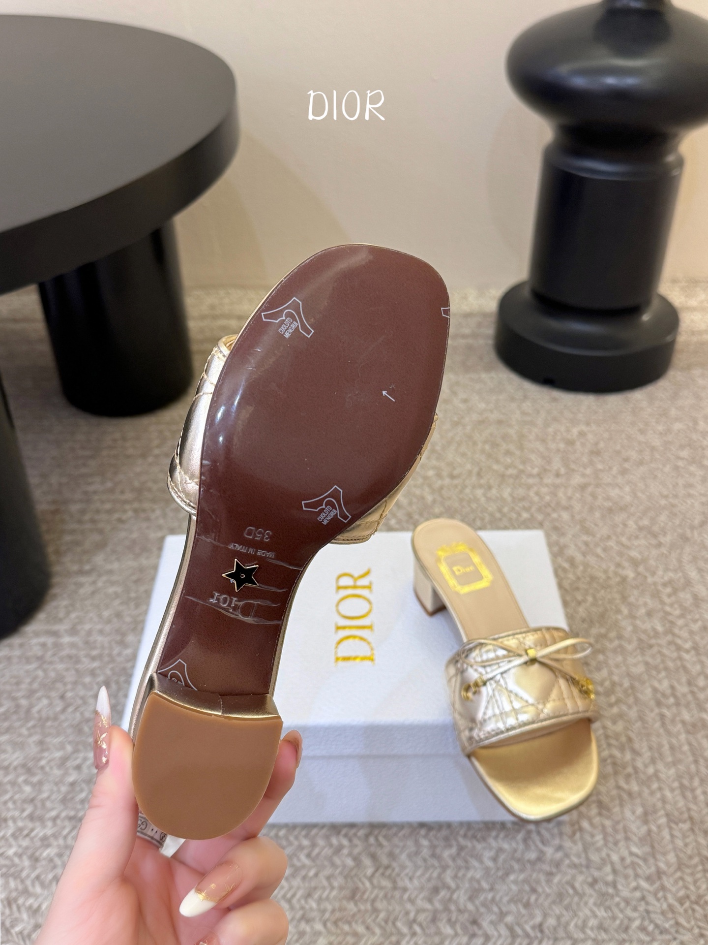 粗跟Dior 迪奥·Cannage 藤格纹电绣CD蝴蝶结穆勒凉拖鞋精选细腻羊皮革打造绗缝鞋面，标志性菱格