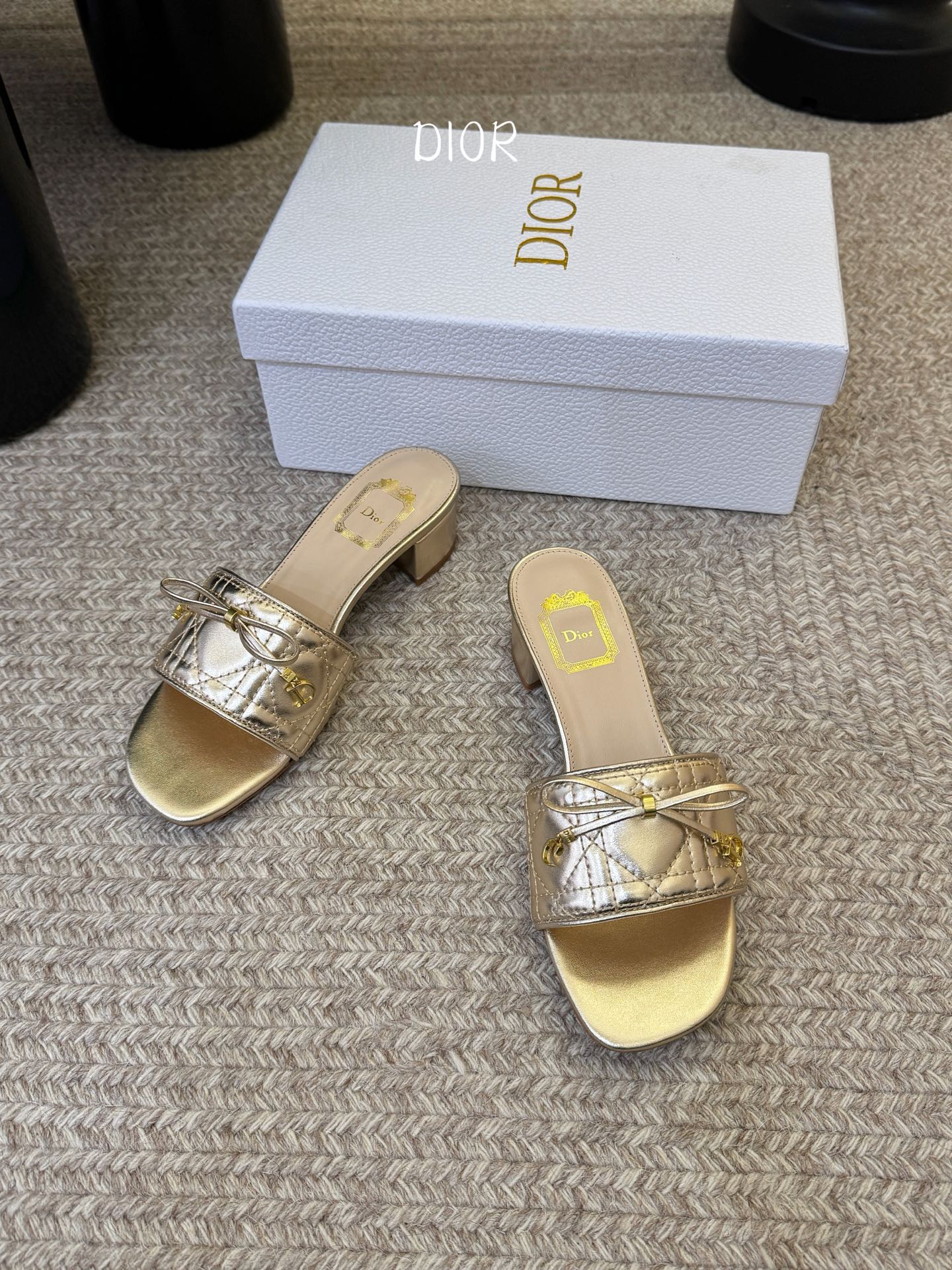 粗跟Dior 迪奥·Cannage 藤格纹电绣CD蝴蝶结穆勒凉拖鞋精选细腻羊皮革打造绗缝鞋面，标志性菱格