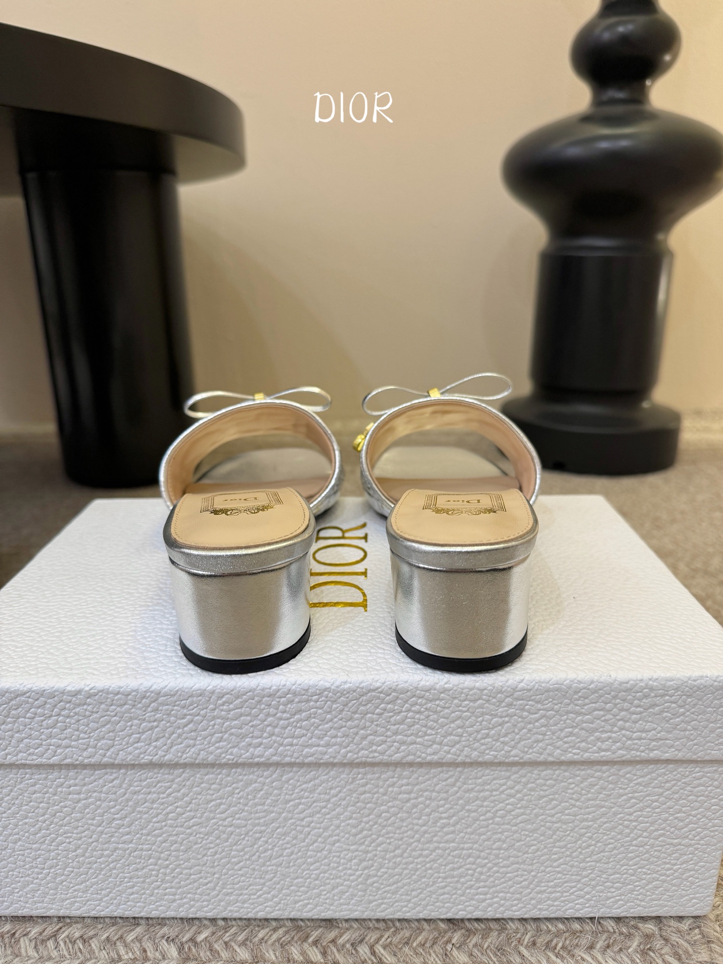 粗跟Dior 迪奥·Cannage 藤格纹电绣CD蝴蝶结穆勒凉拖鞋精选细腻羊皮革打造绗缝鞋面，标志性菱格