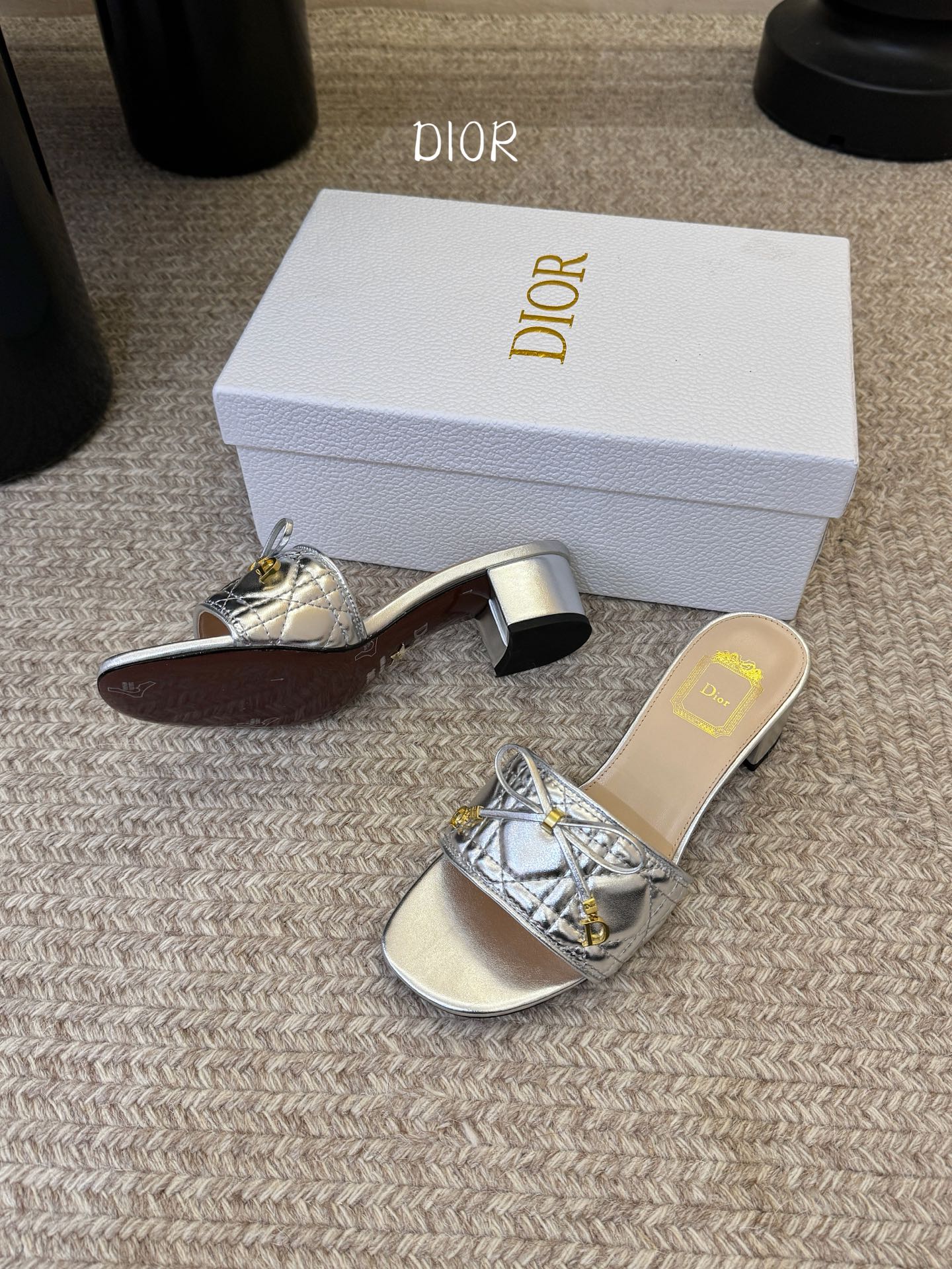 粗跟Dior 迪奥·Cannage 藤格纹电绣CD蝴蝶结穆勒凉拖鞋精选细腻羊皮革打造绗缝鞋面，标志性菱格