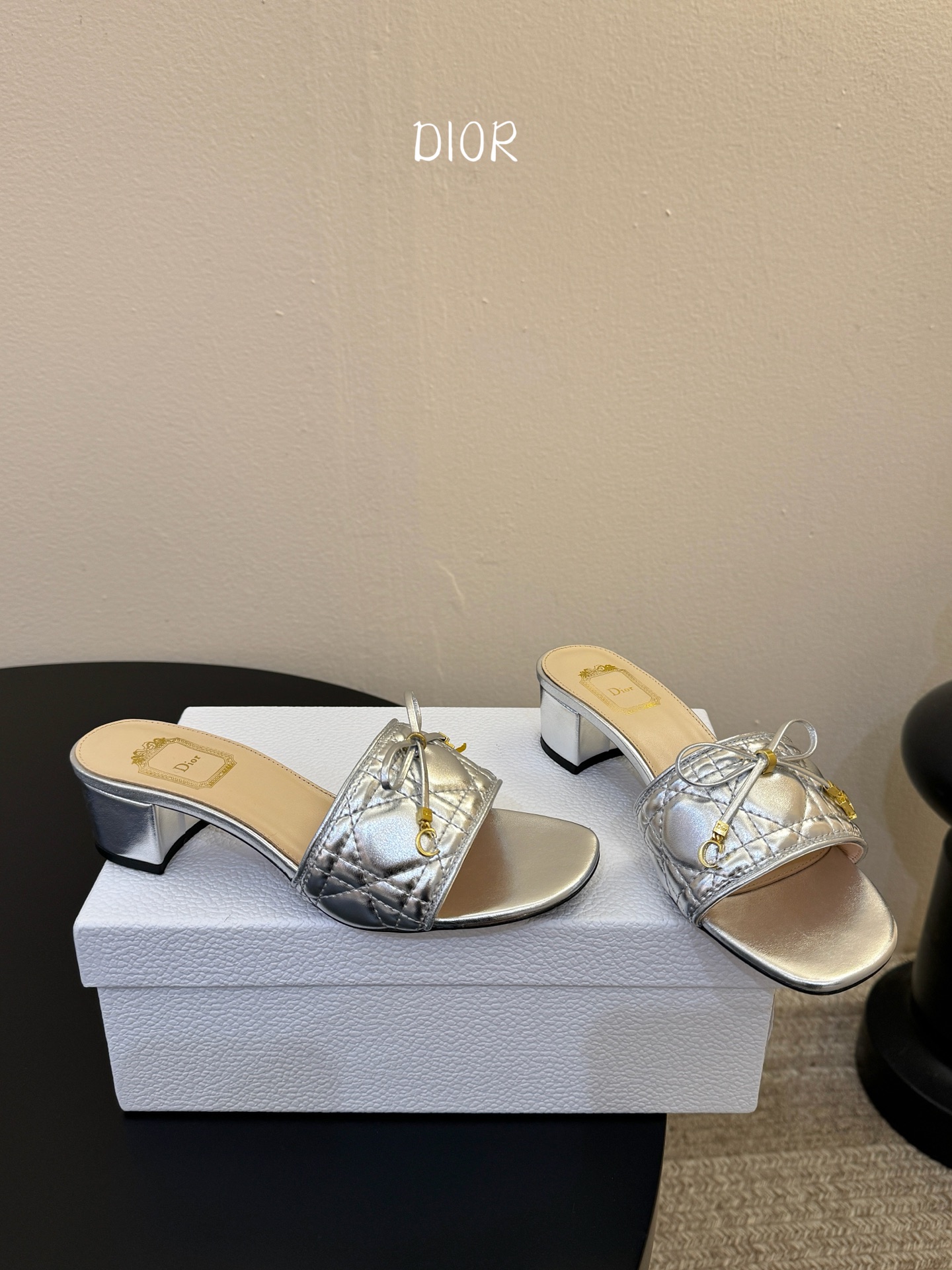 粗跟Dior 迪奥·Cannage 藤格纹电绣CD蝴蝶结穆勒凉拖鞋精选细腻羊皮革打造绗缝鞋面，标志性菱格