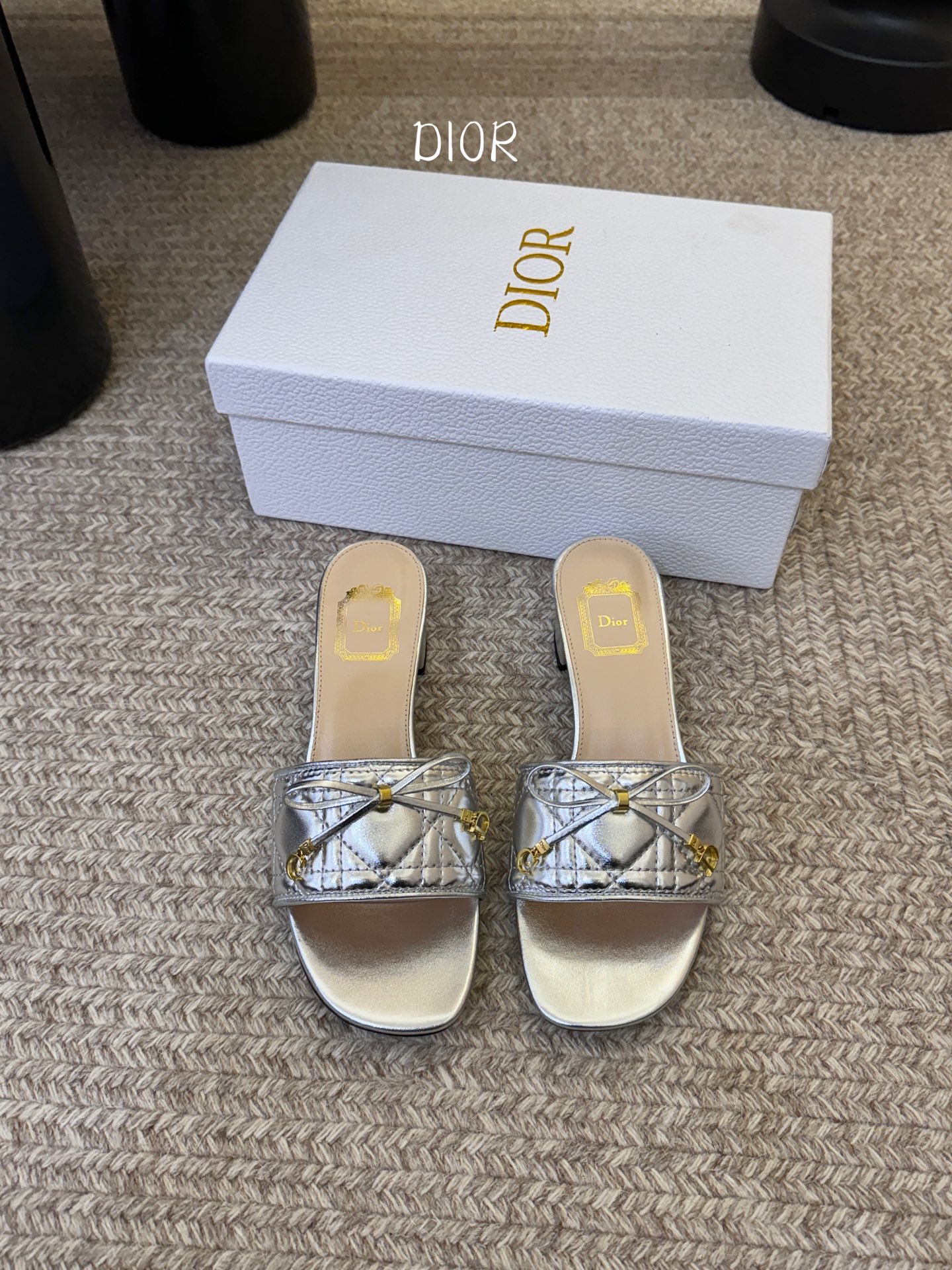 粗跟Dior 迪奥·Cannage 藤格纹电绣CD蝴蝶结穆勒凉拖鞋精选细腻羊皮革打造绗缝鞋面，标志性菱格