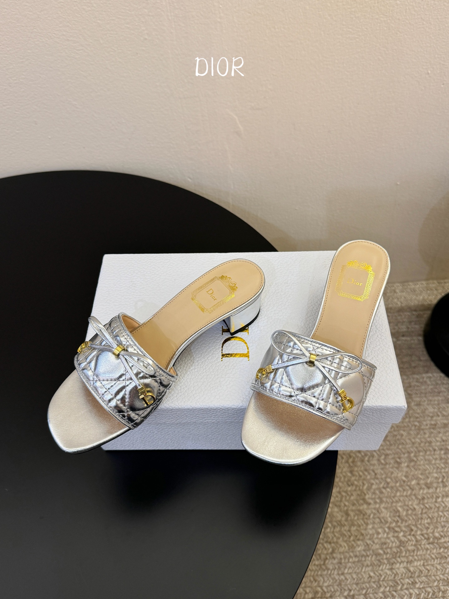 粗跟Dior 迪奥·Cannage 藤格纹电绣CD蝴蝶结穆勒凉拖鞋精选细腻羊皮革打造绗缝鞋面，标志性菱格