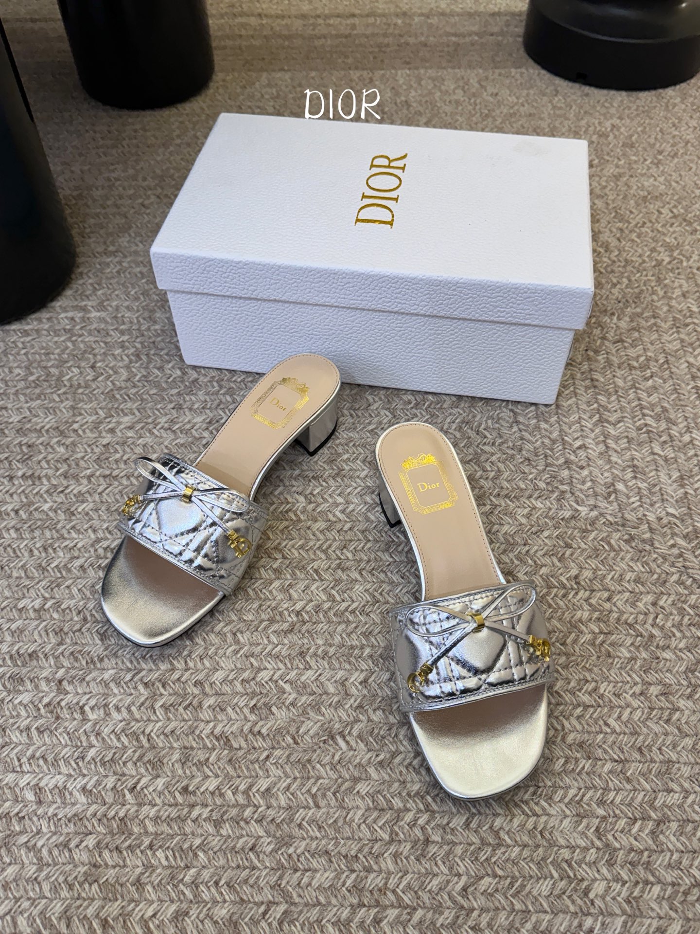 粗跟Dior 迪奥·Cannage 藤格纹电绣CD蝴蝶结穆勒凉拖鞋精选细腻羊皮革打造绗缝鞋面，标志性菱格