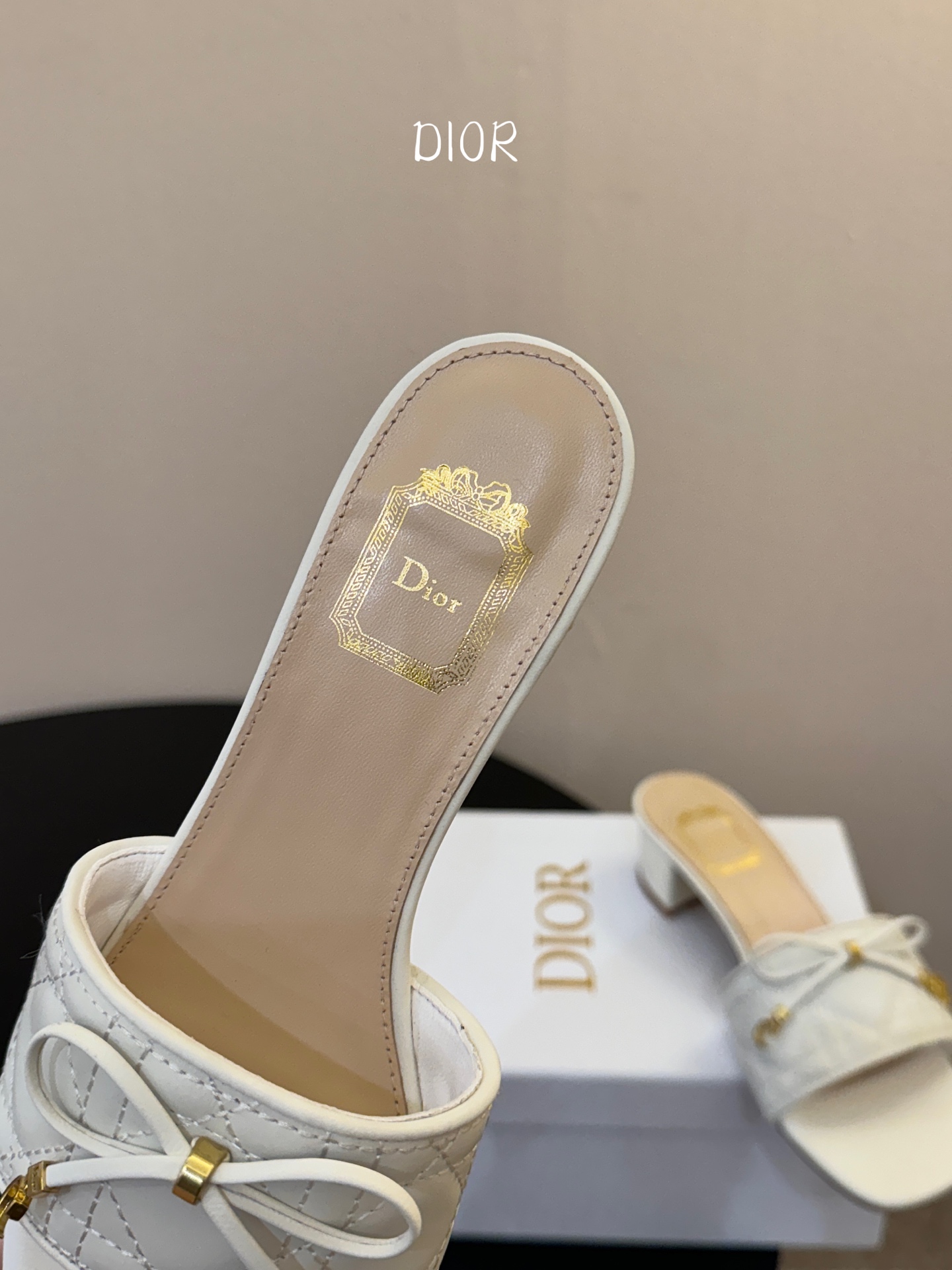 粗跟Dior 迪奥·Cannage 藤格纹电绣CD蝴蝶结穆勒凉拖鞋精选细腻羊皮革打造绗缝鞋面，标志性菱格