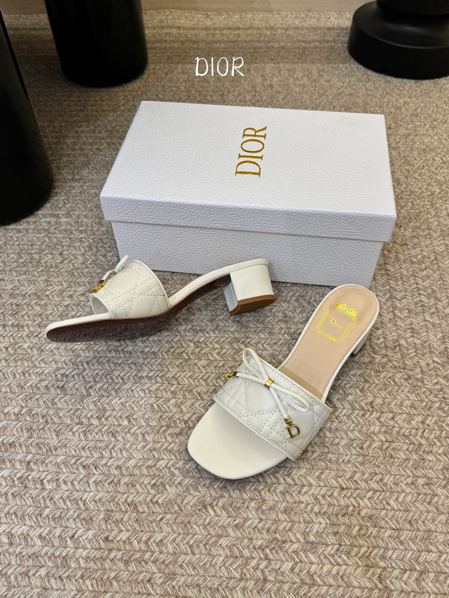 粗跟Dior 迪奥·Cannage 藤格纹电绣CD蝴蝶结穆勒凉拖鞋精选细腻羊皮革打造绗缝鞋面，标志性菱格