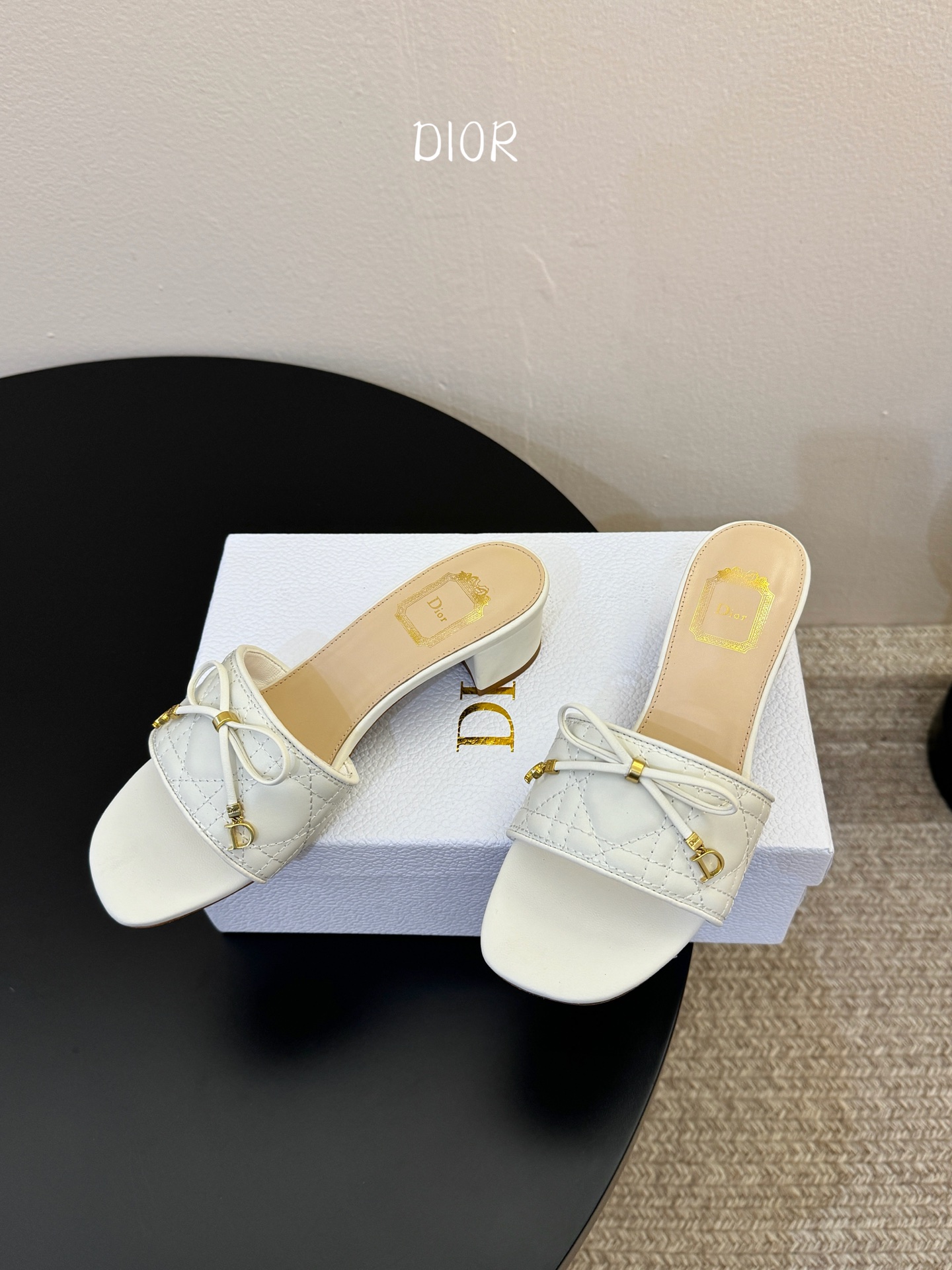 粗跟Dior 迪奥·Cannage 藤格纹电绣CD蝴蝶结穆勒凉拖鞋精选细腻羊皮革打造绗缝鞋面，标志性菱格