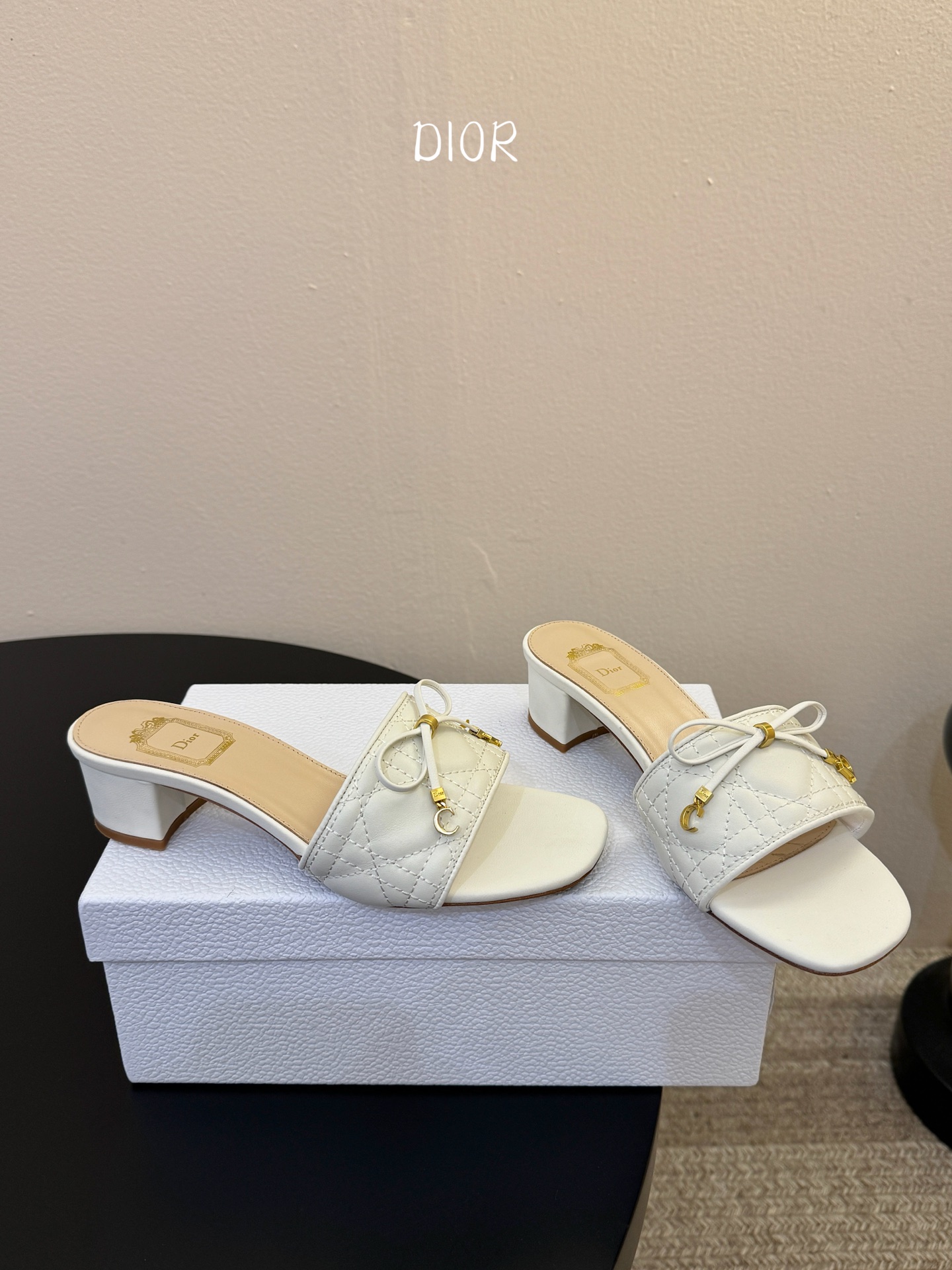 粗跟Dior 迪奥·Cannage 藤格纹电绣CD蝴蝶结穆勒凉拖鞋精选细腻羊皮革打造绗缝鞋面，标志性菱格