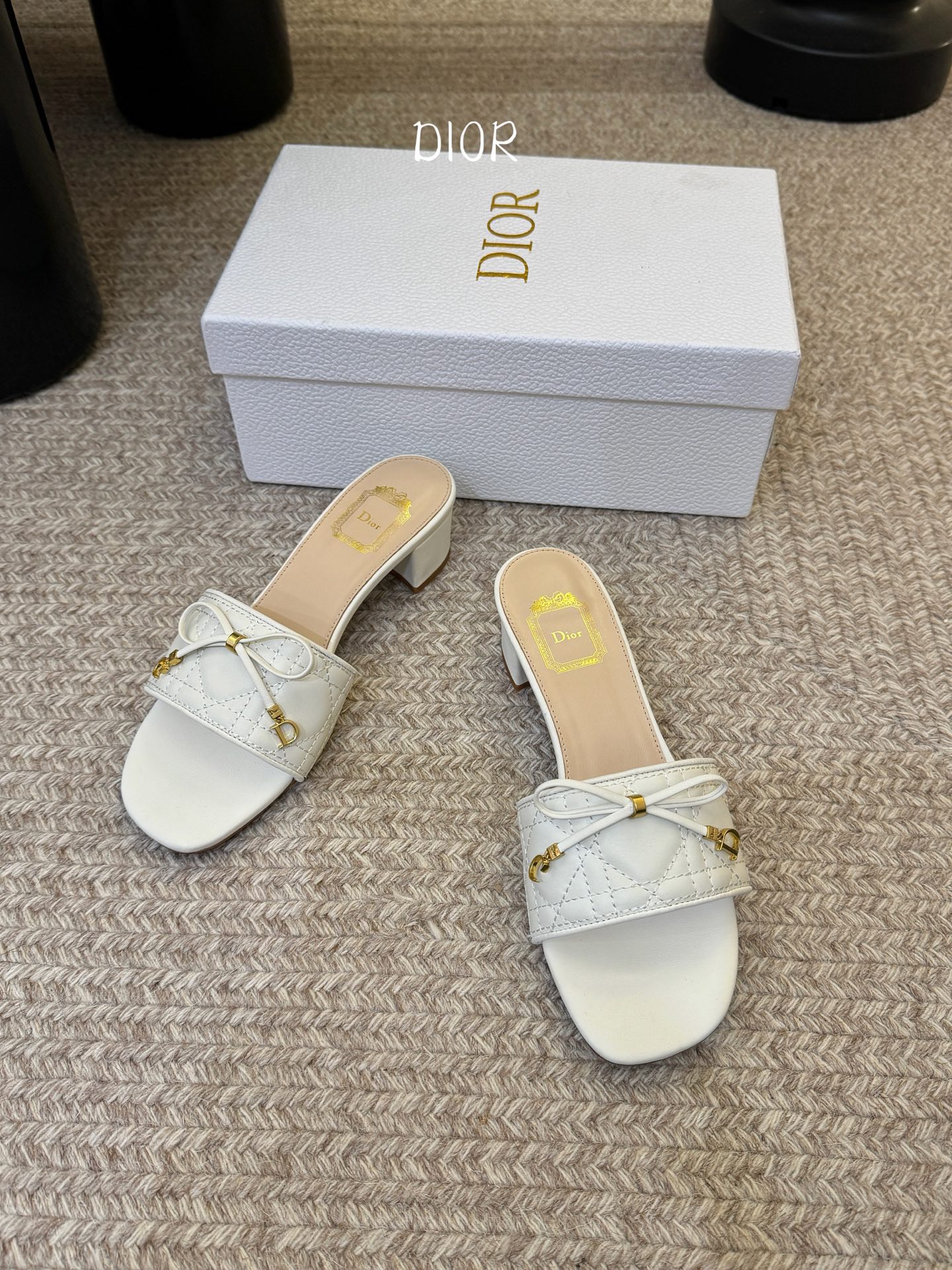 粗跟Dior 迪奥·Cannage 藤格纹电绣CD蝴蝶结穆勒凉拖鞋精选细腻羊皮革打造绗缝鞋面，标志性菱格