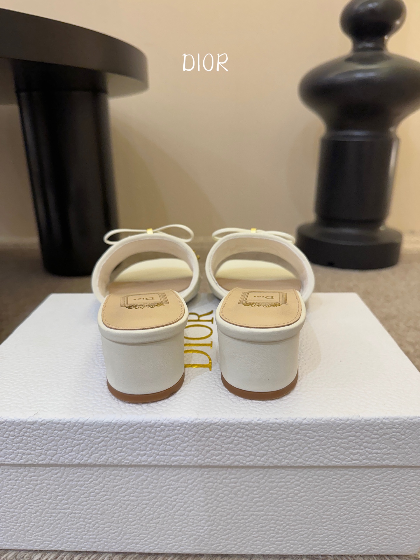 粗跟Dior 迪奥·Cannage 藤格纹电绣CD蝴蝶结穆勒凉拖鞋精选细腻羊皮革打造绗缝鞋面，标志性菱格