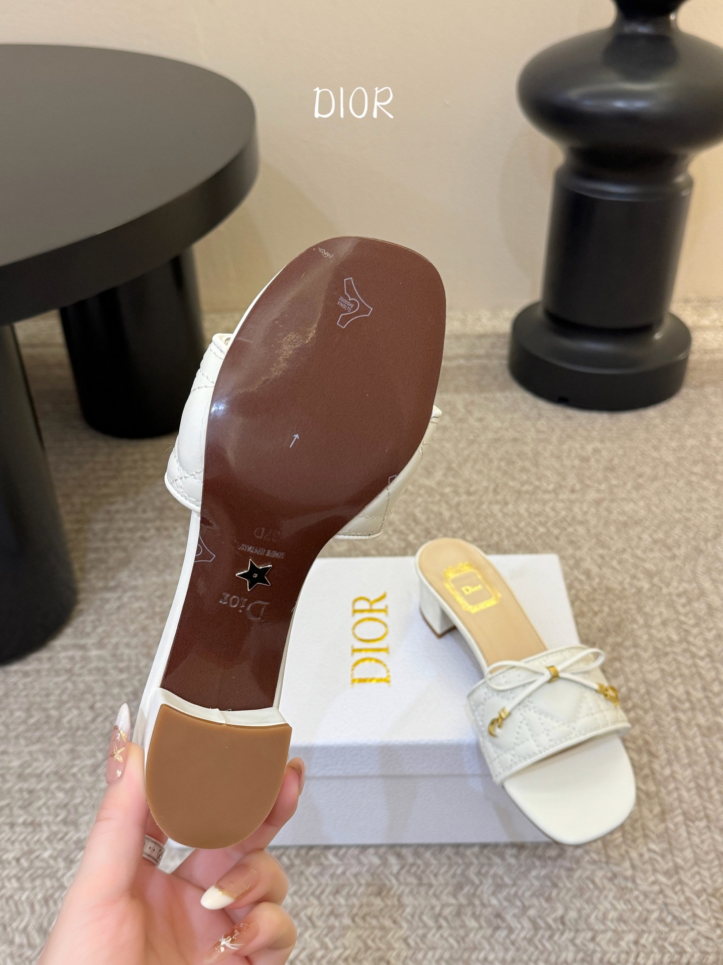 粗跟Dior 迪奥·Cannage 藤格纹电绣CD蝴蝶结穆勒凉拖鞋精选细腻羊皮革打造绗缝鞋面，标志性菱格