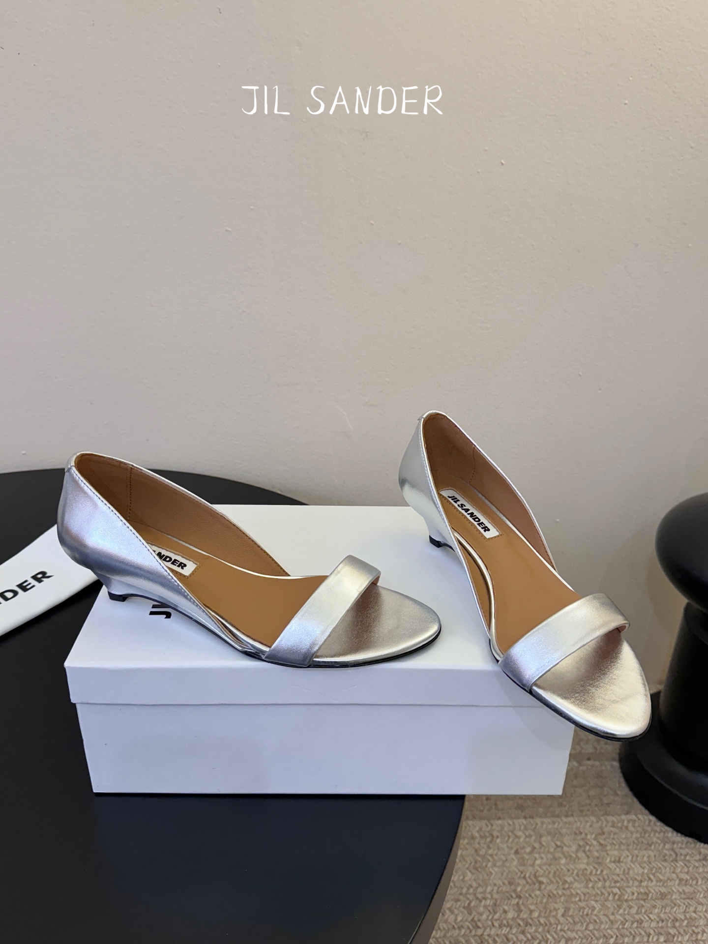 JILSander吉尔桑达简易复古坡跟中空凉鞋！极简主义风格！很多时尚个性的姑娘，非常青睐jils@nd