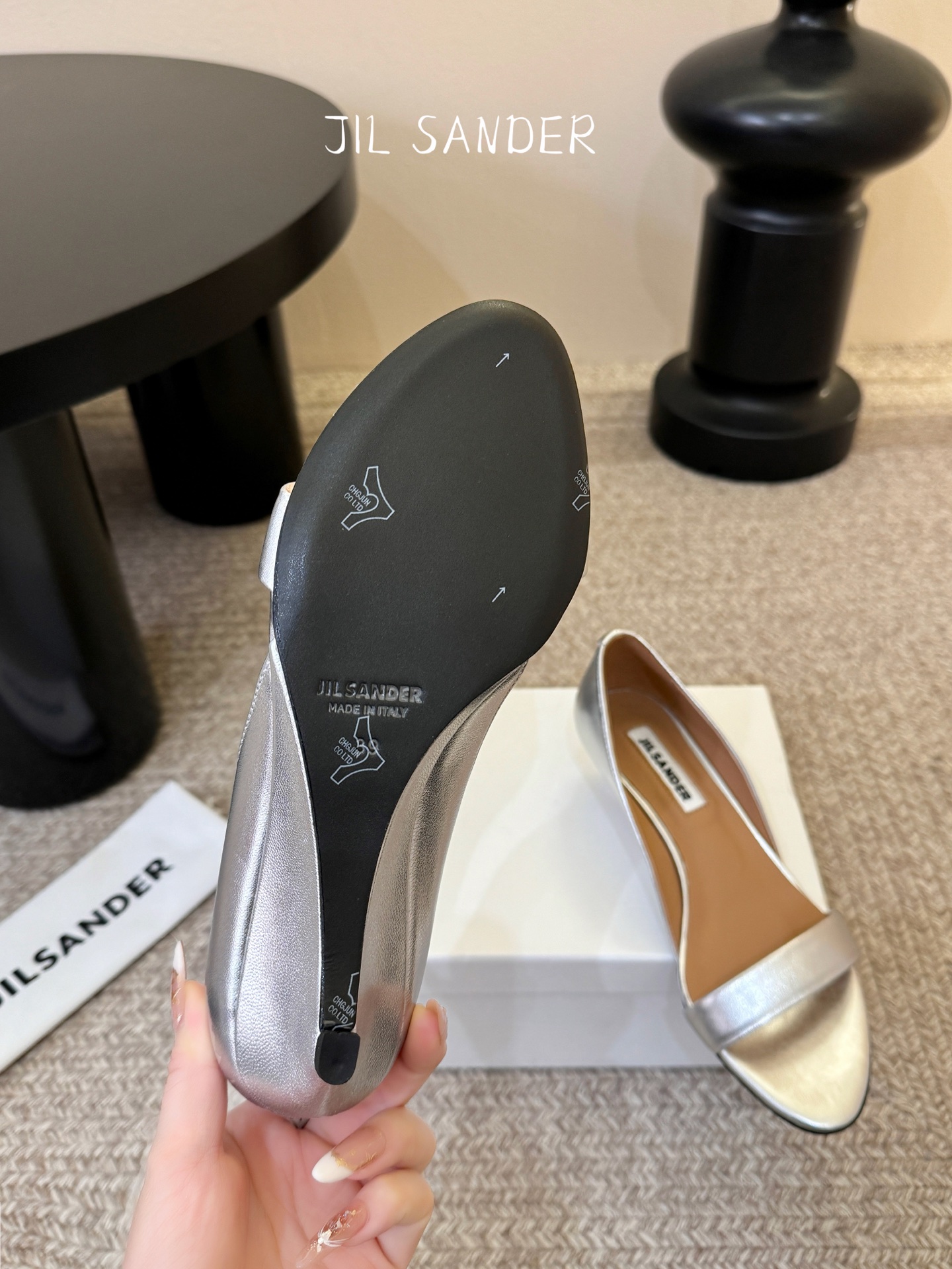 JILSander吉尔桑达简易复古坡跟中空凉鞋！极简主义风格！很多时尚个性的姑娘，非常青睐jils@nd