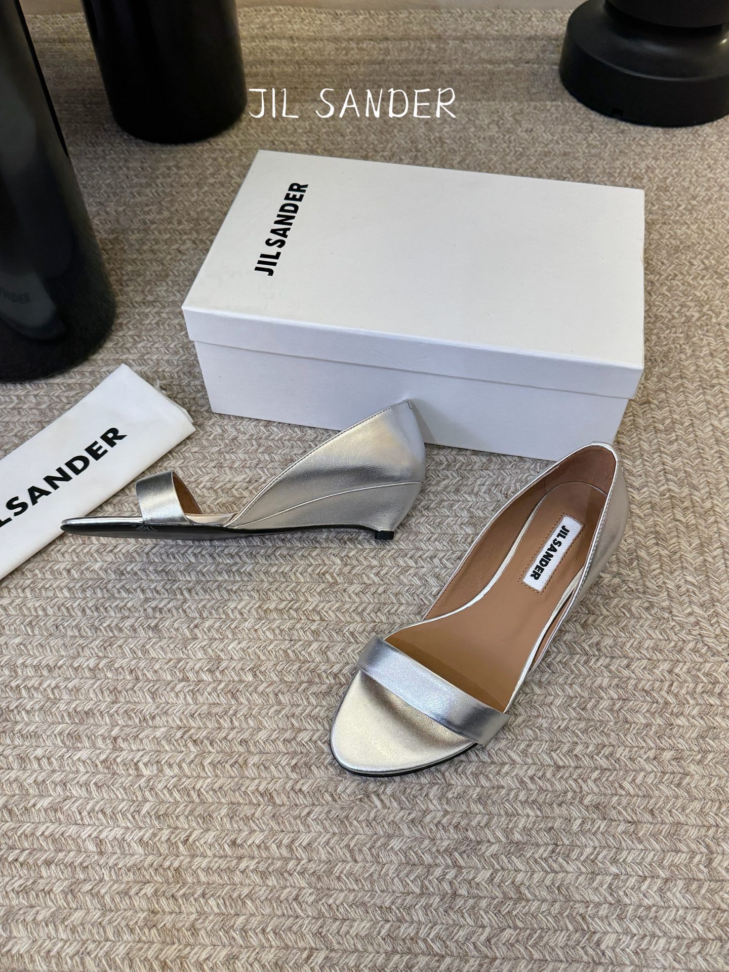 JILSander吉尔桑达简易复古坡跟中空凉鞋！极简主义风格！很多时尚个性的姑娘，非常青睐jils@nd