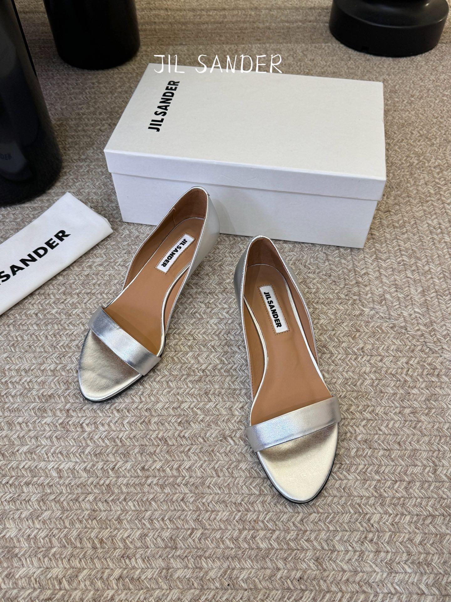 JILSander吉尔桑达简易复古坡跟中空凉鞋！极简主义风格！很多时尚个性的姑娘，非常青睐jils@nd