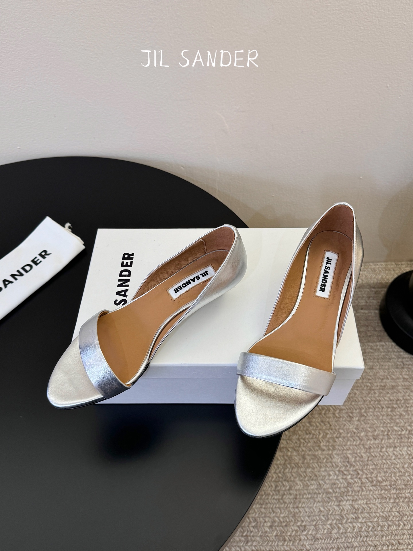 JILSander吉尔桑达简易复古坡跟中空凉鞋！极简主义风格！很多时尚个性的姑娘，非常青睐jils@nd