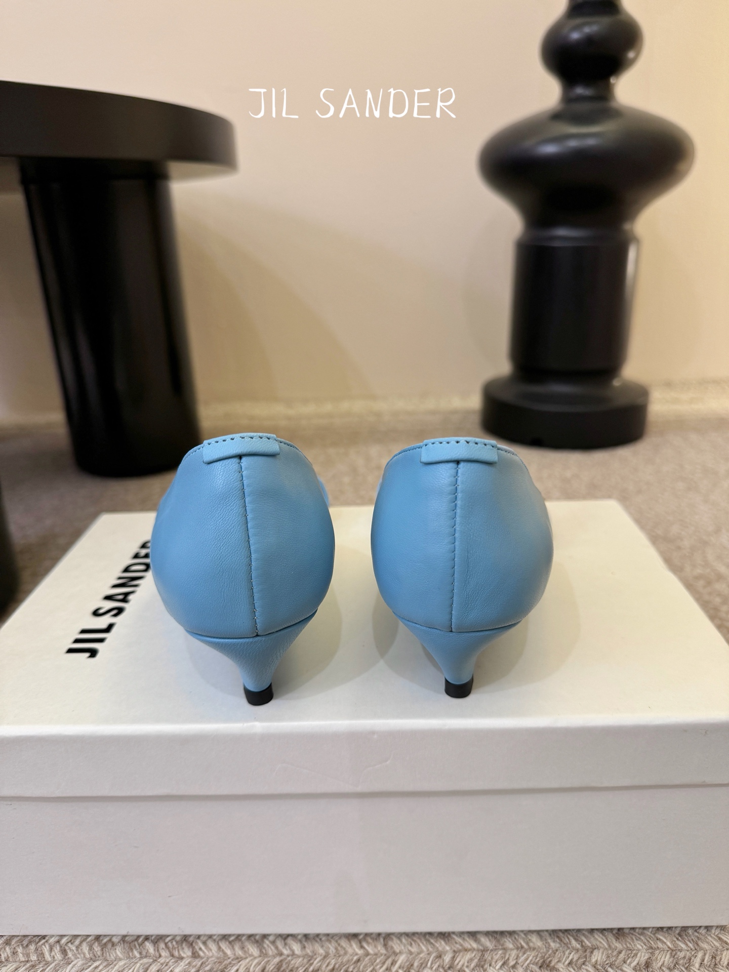 JILSander吉尔桑达简易复古坡跟中空凉鞋！极简主义风格！很多时尚个性的姑娘，非常青睐jils@nd