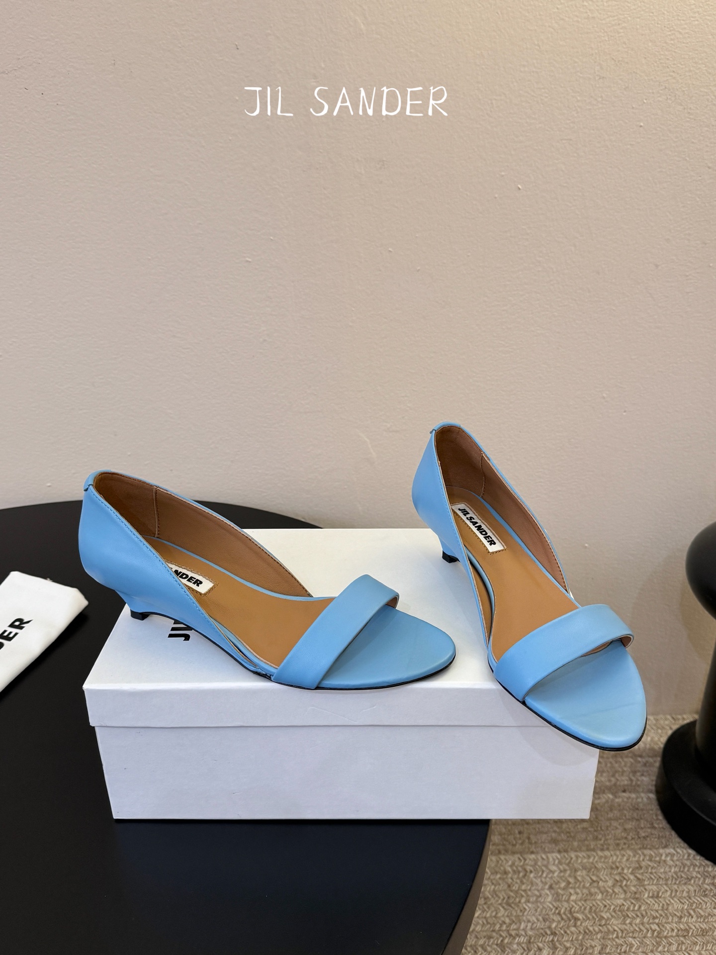 JILSander吉尔桑达简易复古坡跟中空凉鞋！极简主义风格！很多时尚个性的姑娘，非常青睐jils@nd