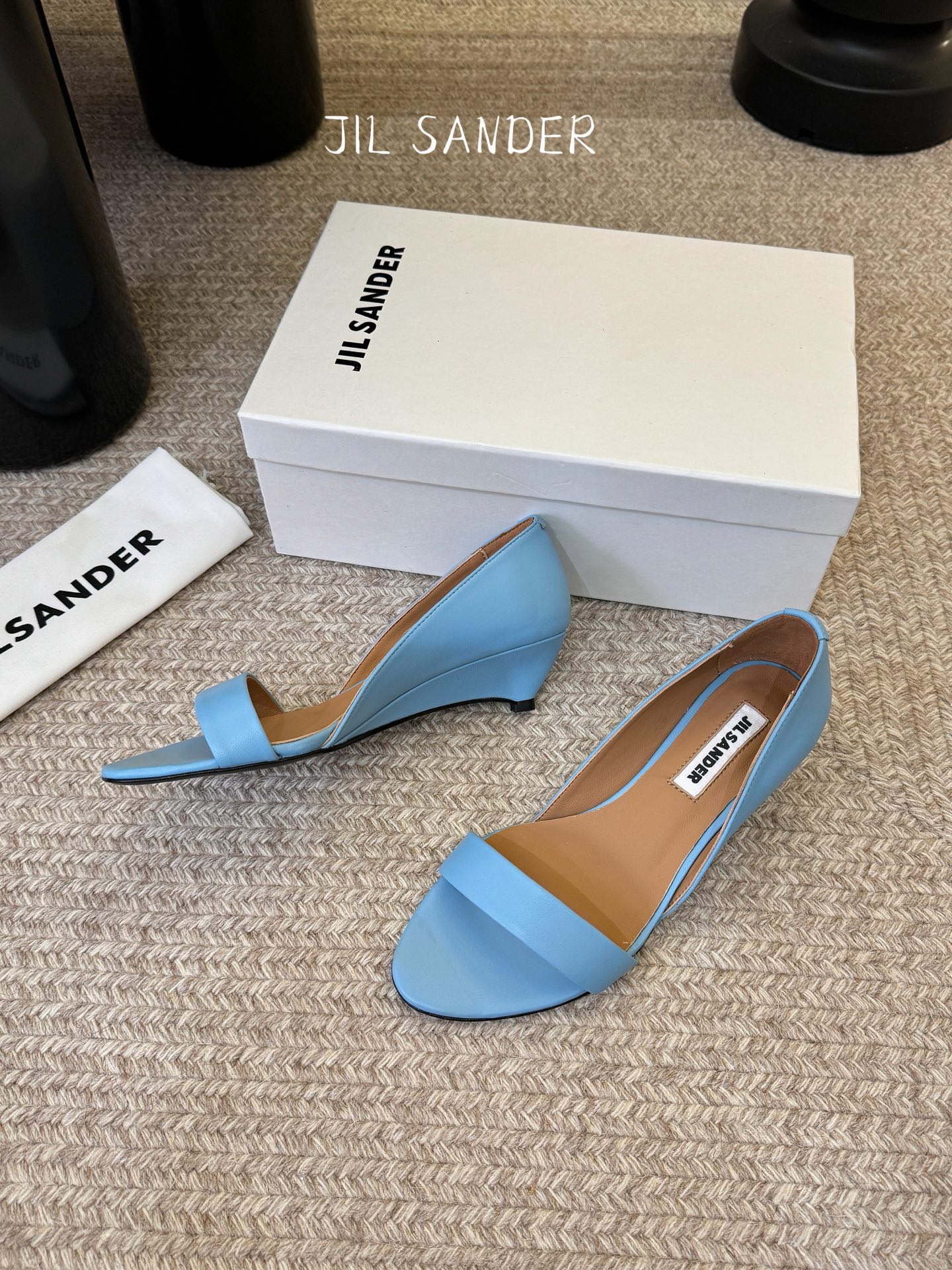 JILSander吉尔桑达简易复古坡跟中空凉鞋！极简主义风格！很多时尚个性的姑娘，非常青睐jils@nd