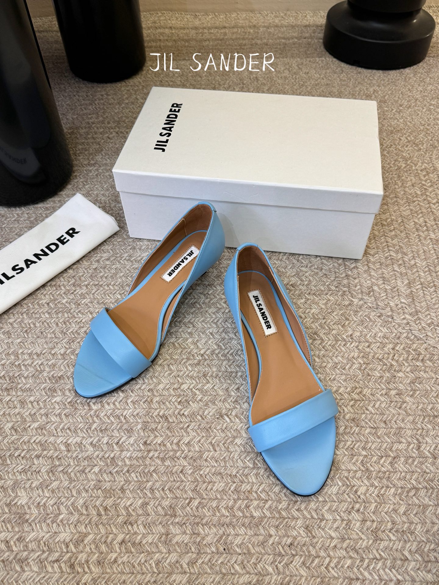 JILSander吉尔桑达简易复古坡跟中空凉鞋！极简主义风格！很多时尚个性的姑娘，非常青睐jils@nd