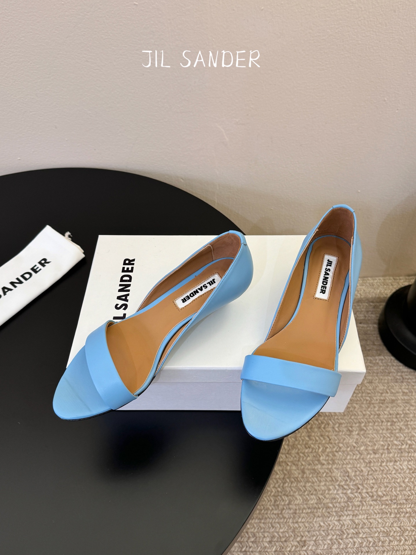 JILSander吉尔桑达简易复古坡跟中空凉鞋！极简主义风格！很多时尚个性的姑娘，非常青睐jils@nd