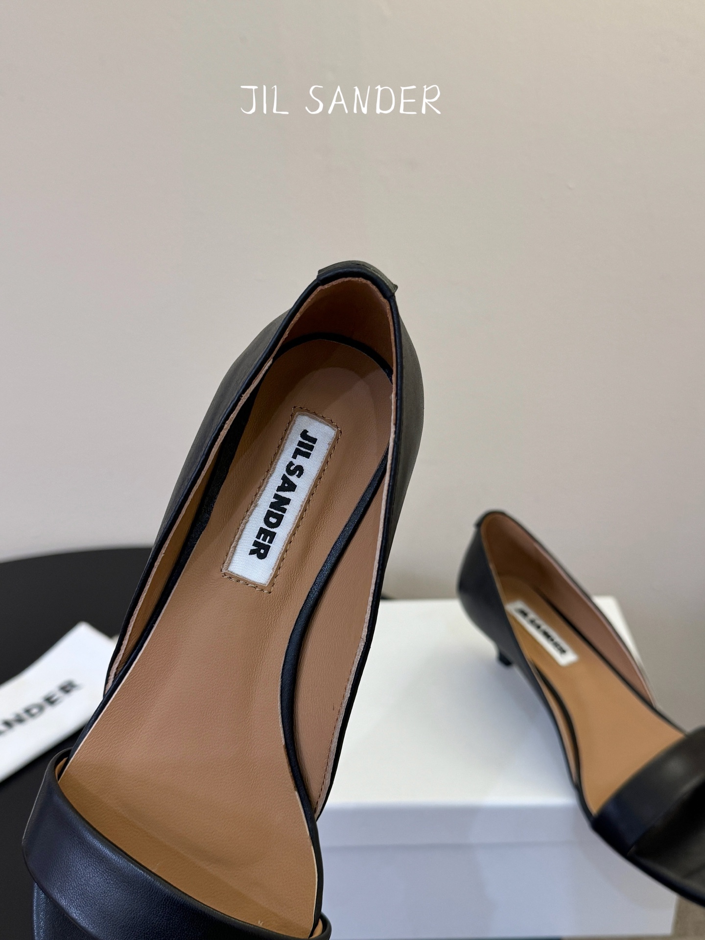 JILSander吉尔桑达简易复古坡跟中空凉鞋！极简主义风格！很多时尚个性的姑娘，非常青睐jils@nd