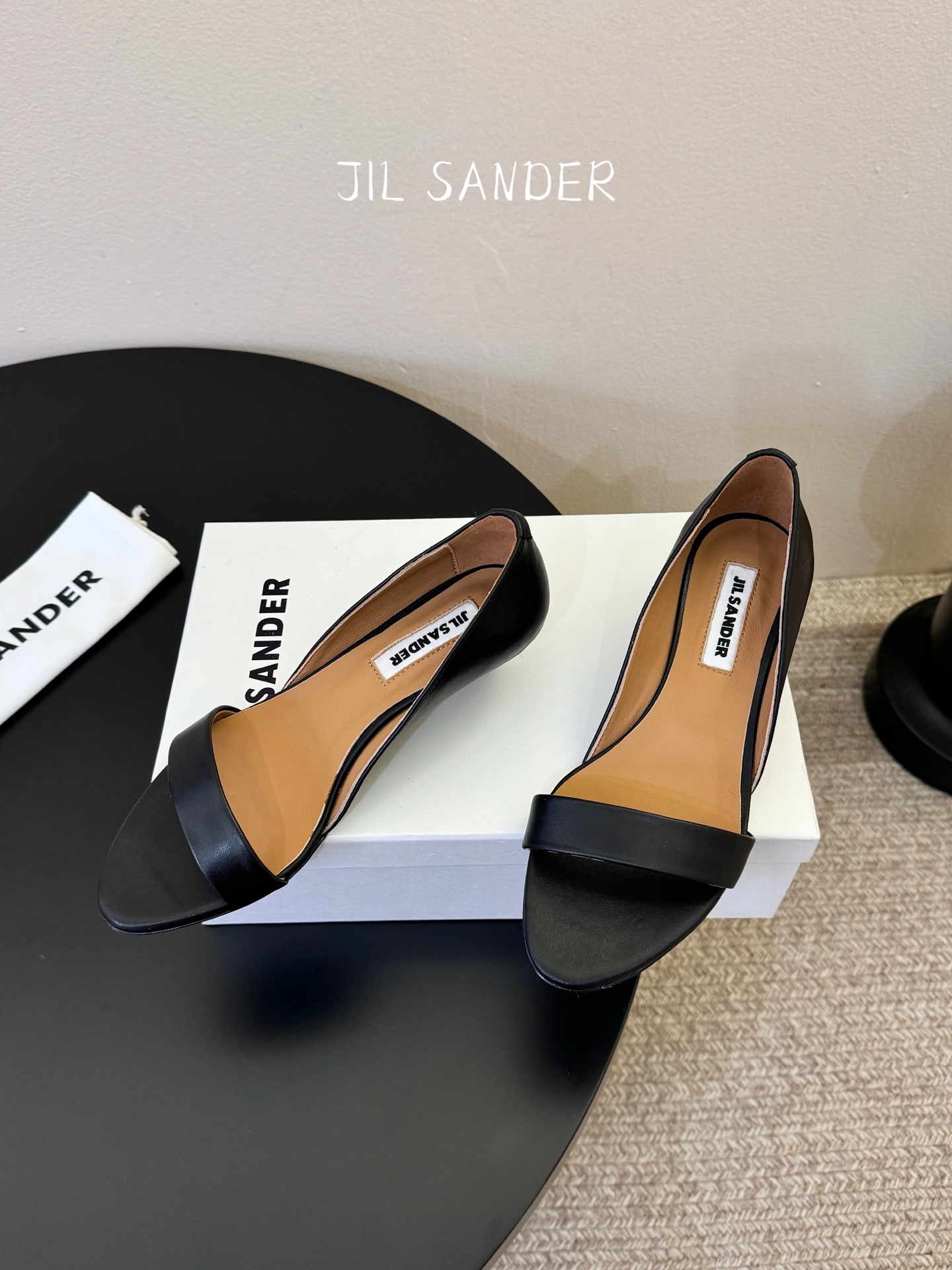 JILSander吉尔桑达简易复古坡跟中空凉鞋！极简主义风格！很多时尚个性的姑娘，非常青睐jils@nd