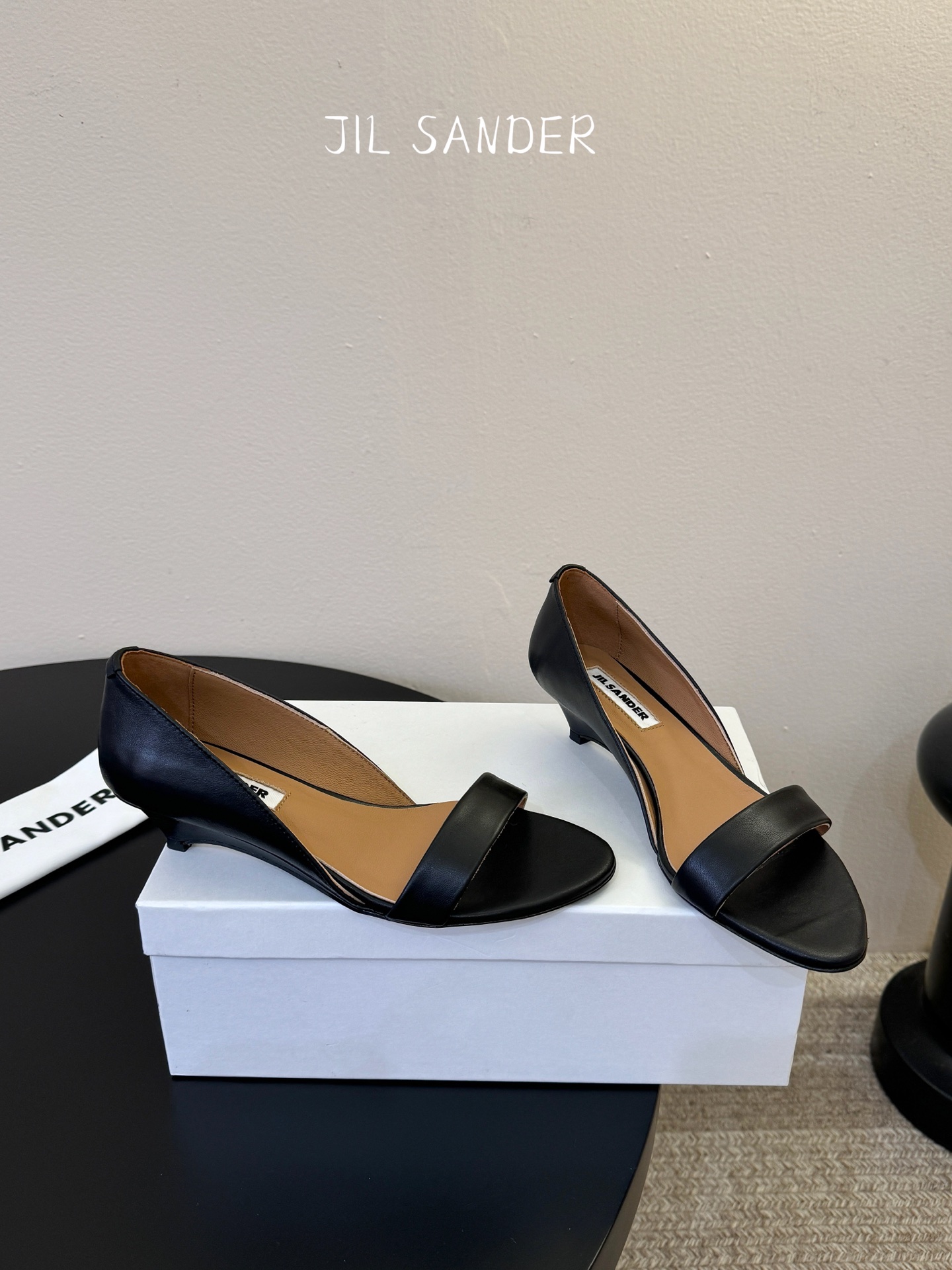 JILSander吉尔桑达简易复古坡跟中空凉鞋！极简主义风格！很多时尚个性的姑娘，非常青睐jils@nd