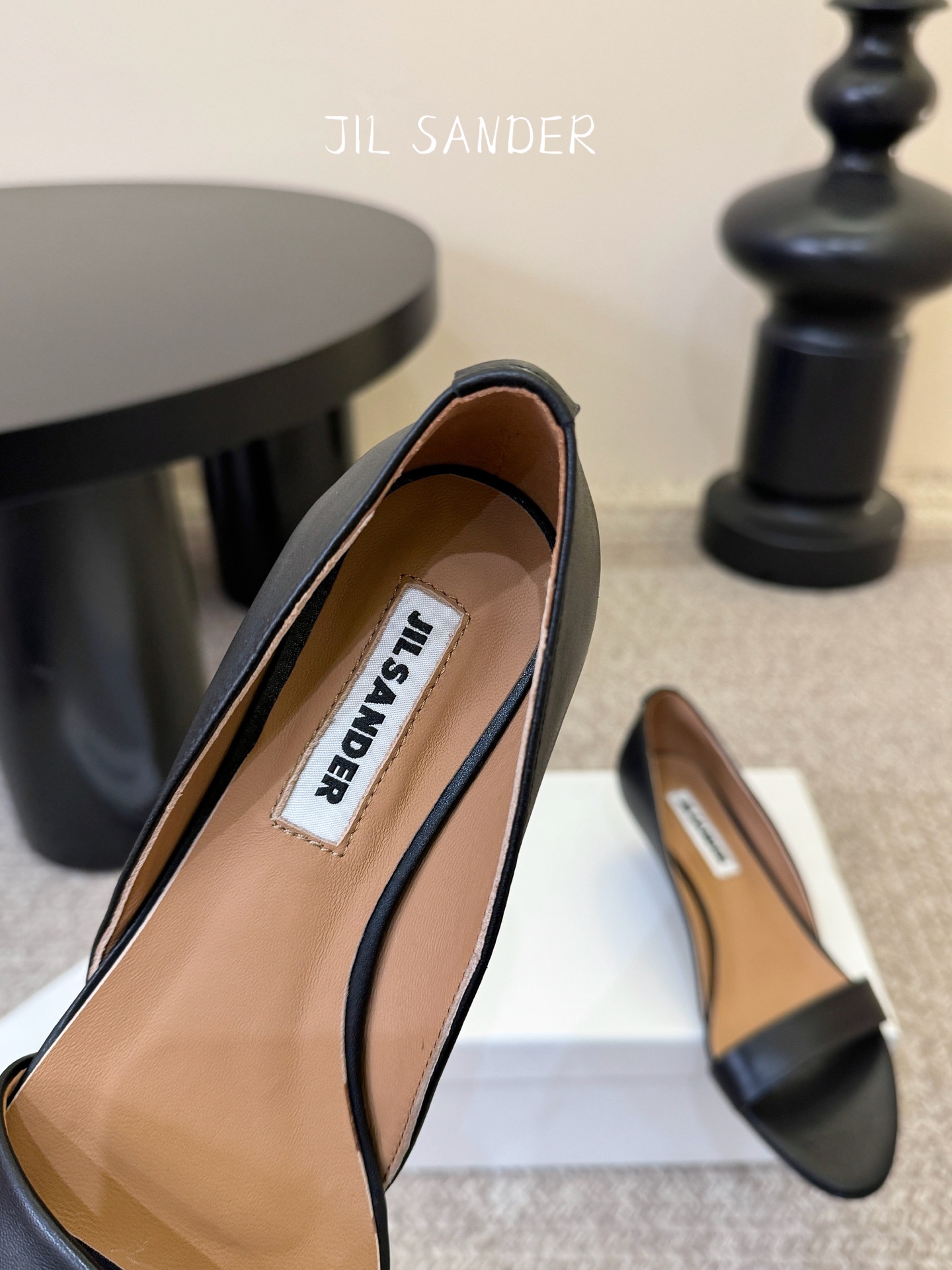 JILSander吉尔桑达简易复古坡跟中空凉鞋！极简主义风格！很多时尚个性的姑娘，非常青睐jils@nd