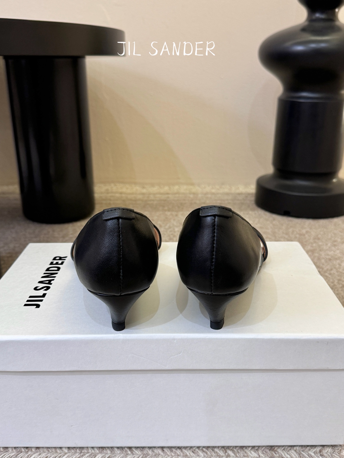 JILSander吉尔桑达简易复古坡跟中空凉鞋！极简主义风格！很多时尚个性的姑娘，非常青睐jils@nd