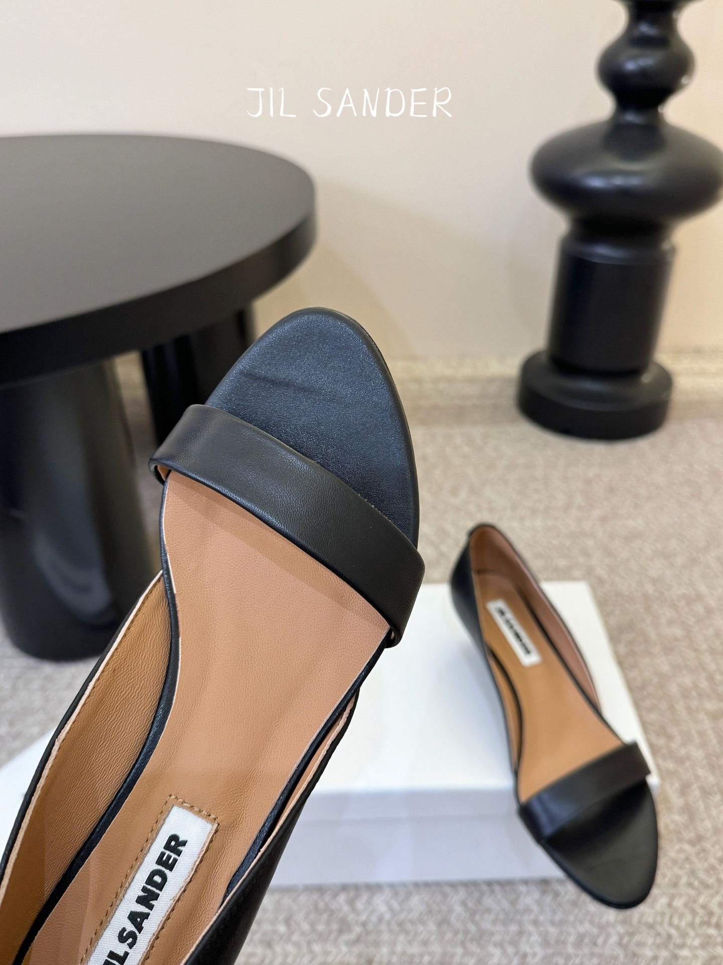 JILSander吉尔桑达简易复古坡跟中空凉鞋！极简主义风格！很多时尚个性的姑娘，非常青睐jils@nd