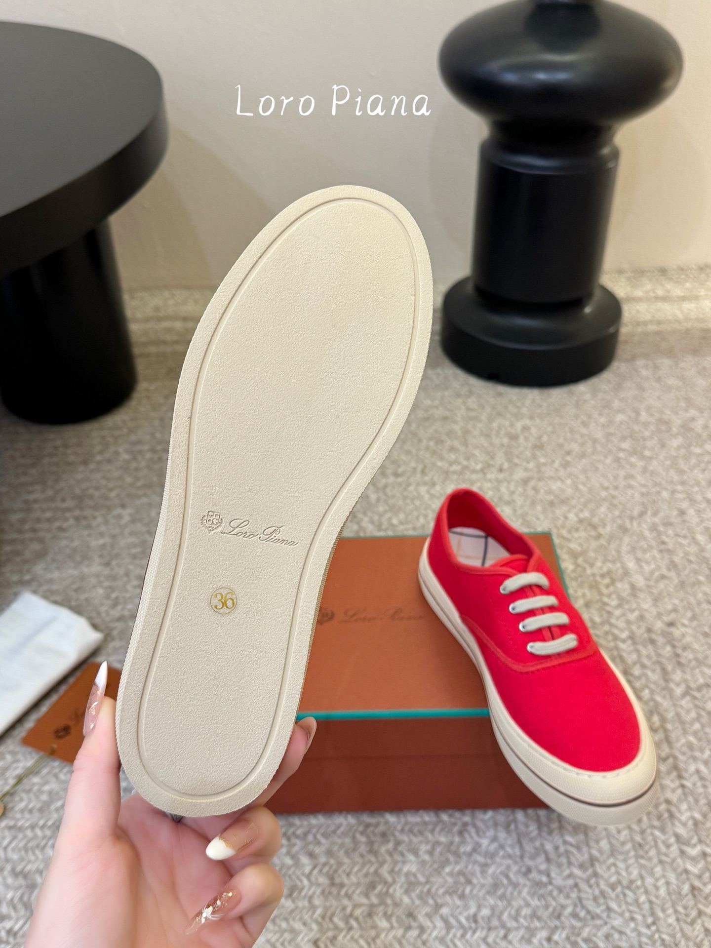 Loropiana新款系带帆布鞋🔥🔥🔥🔥🔥LP一直是以好穿舒适为主的设计风格 这几年老钱风穿搭超级🔥 这