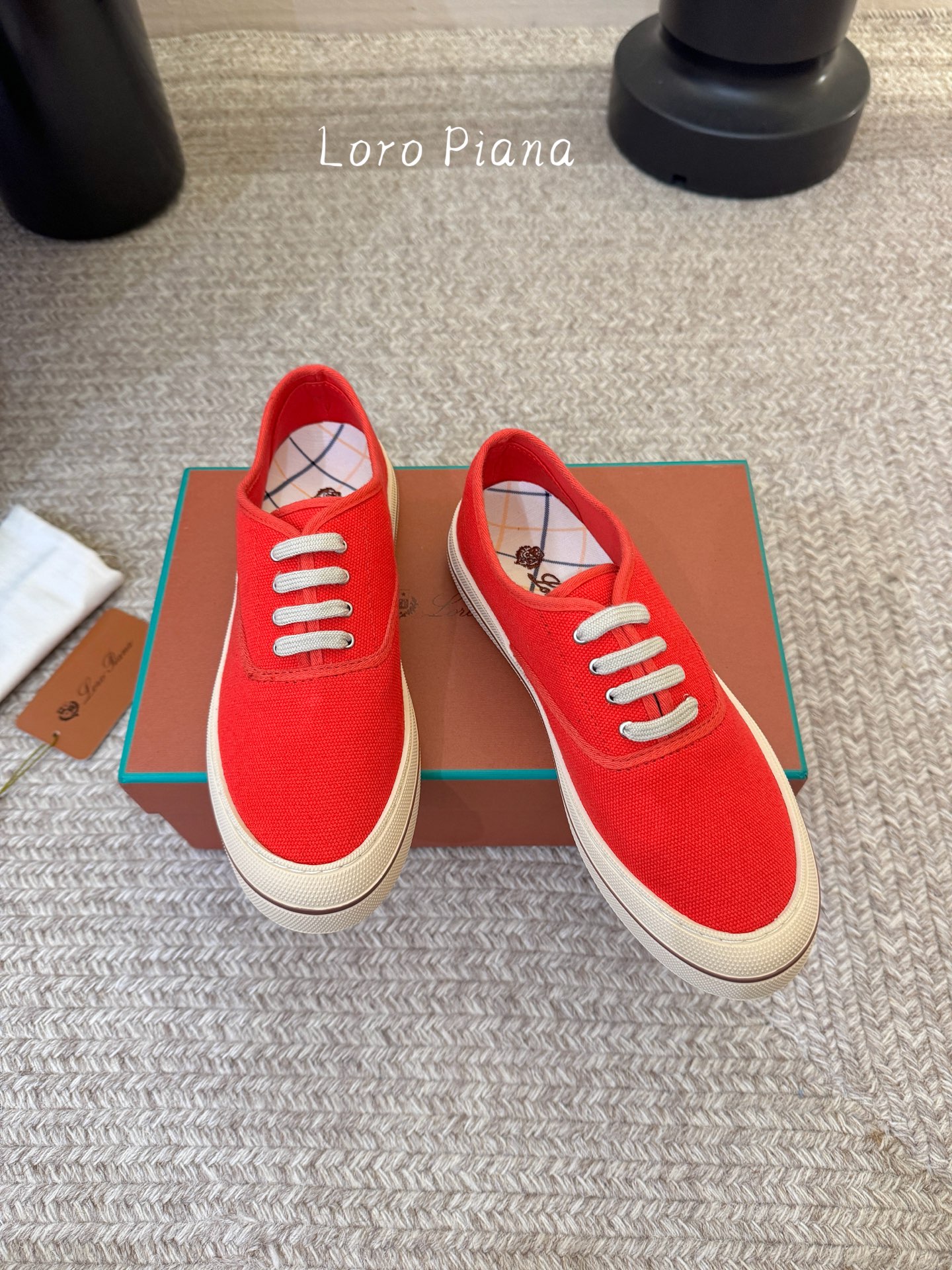 Loropiana新款系带帆布鞋🔥🔥🔥🔥🔥LP一直是以好穿舒适为主的设计风格 这几年老钱风穿搭超级🔥 这