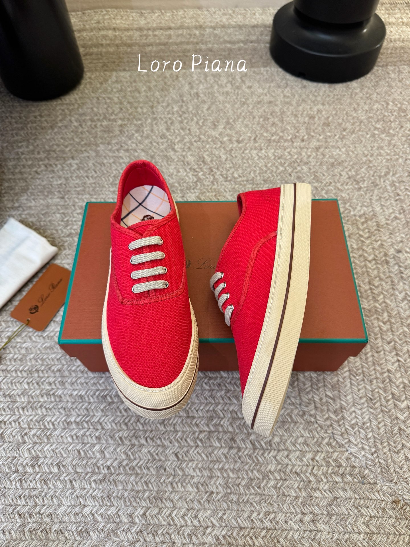 Loropiana新款系带帆布鞋🔥🔥🔥🔥🔥LP一直是以好穿舒适为主的设计风格 这几年老钱风穿搭超级🔥 这