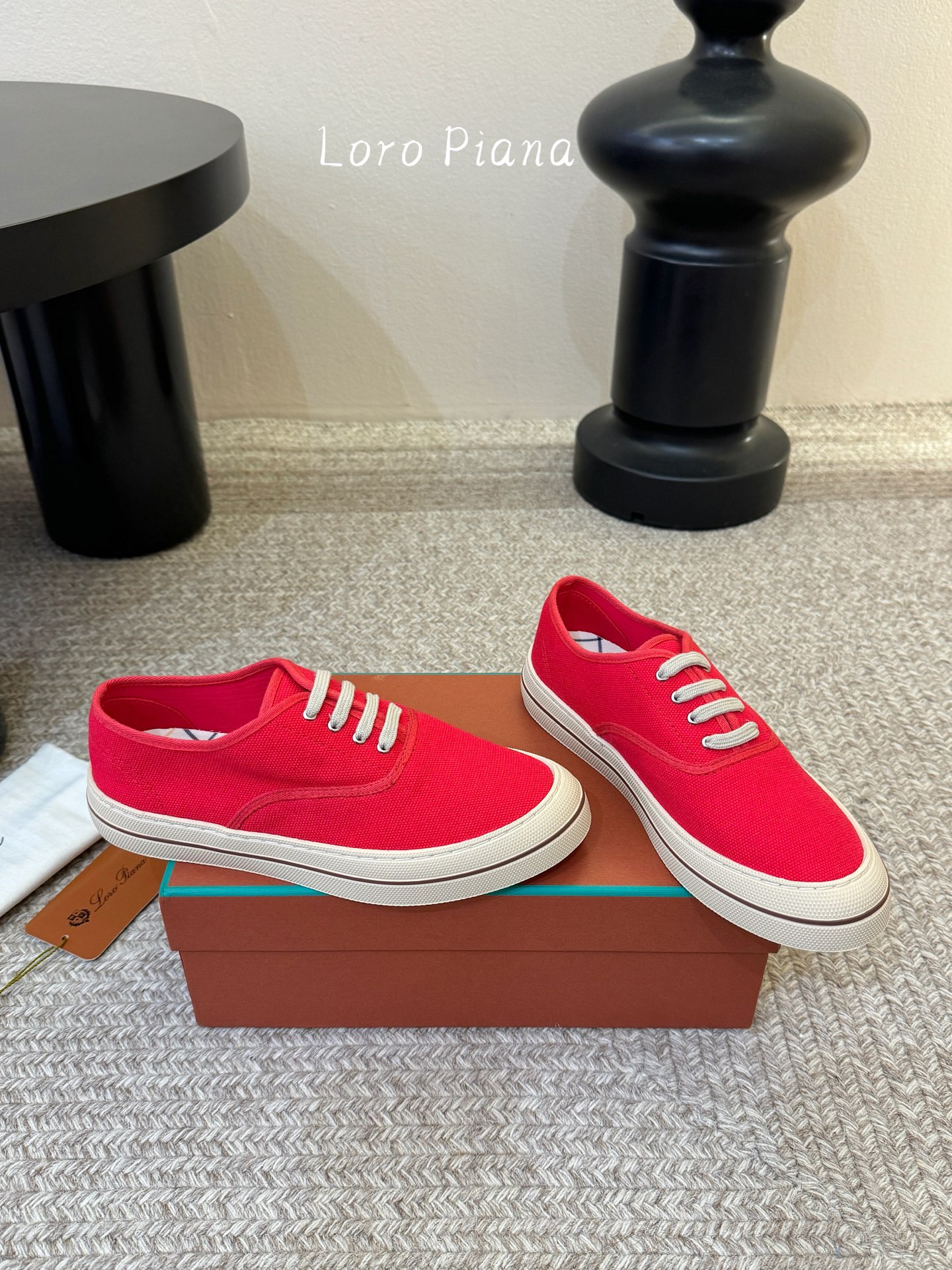 Loropiana新款系带帆布鞋🔥🔥🔥🔥🔥LP一直是以好穿舒适为主的设计风格 这几年老钱风穿搭超级🔥 这