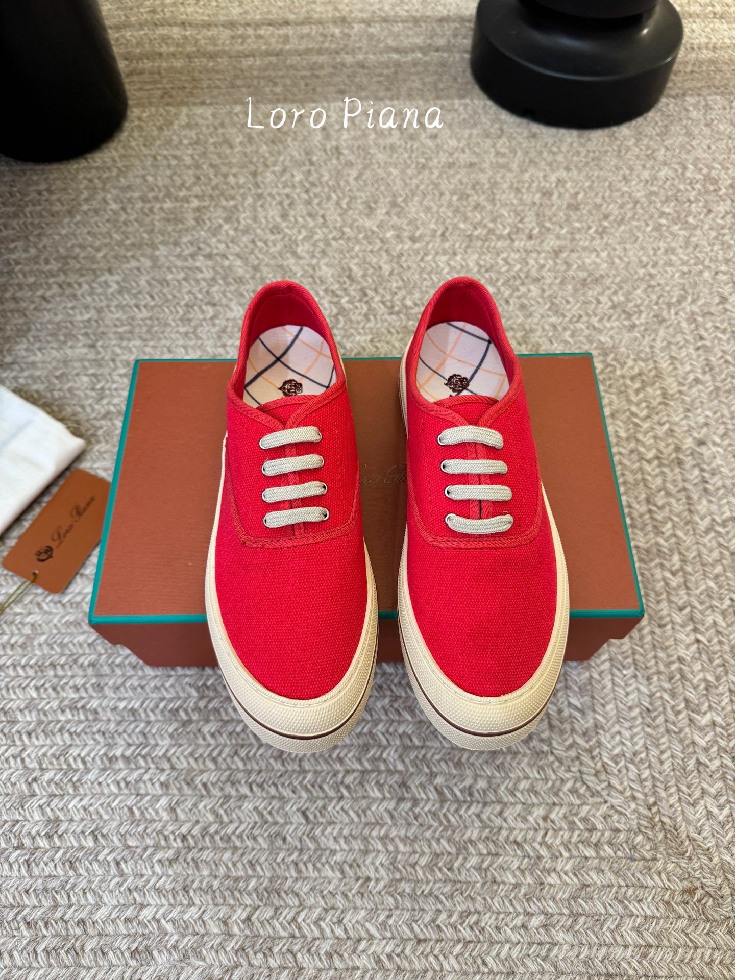 Loropiana新款系带帆布鞋🔥🔥🔥🔥🔥LP一直是以好穿舒适为主的设计风格 这几年老钱风穿搭超级🔥 这