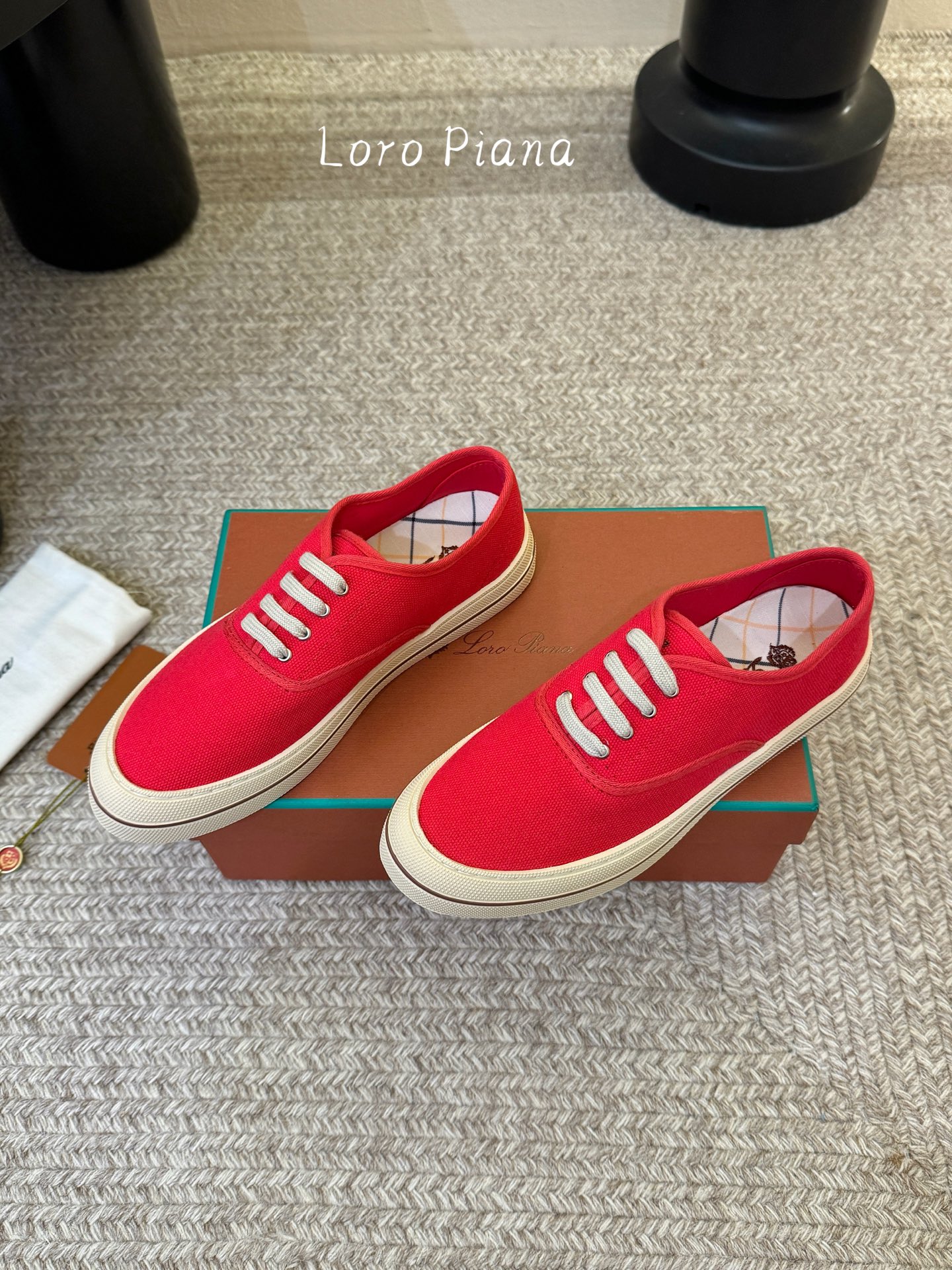 Loropiana新款系带帆布鞋🔥🔥🔥🔥🔥LP一直是以好穿舒适为主的设计风格 这几年老钱风穿搭超级🔥 这