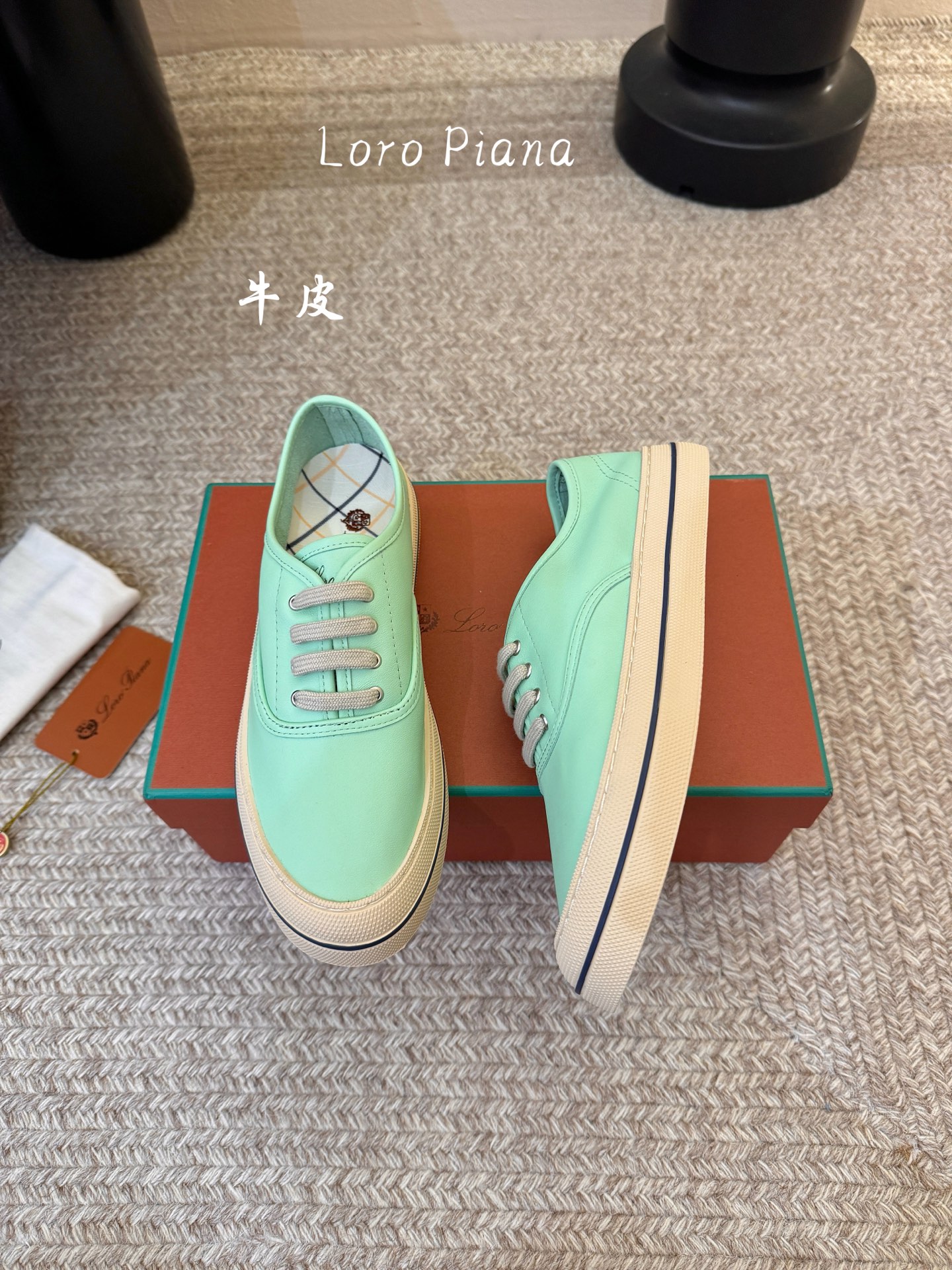 Loropiana新款系带帆布鞋🔥🔥🔥🔥🔥LP一直是以好穿舒适为主的设计风格 这几年老钱风穿搭超级🔥 这