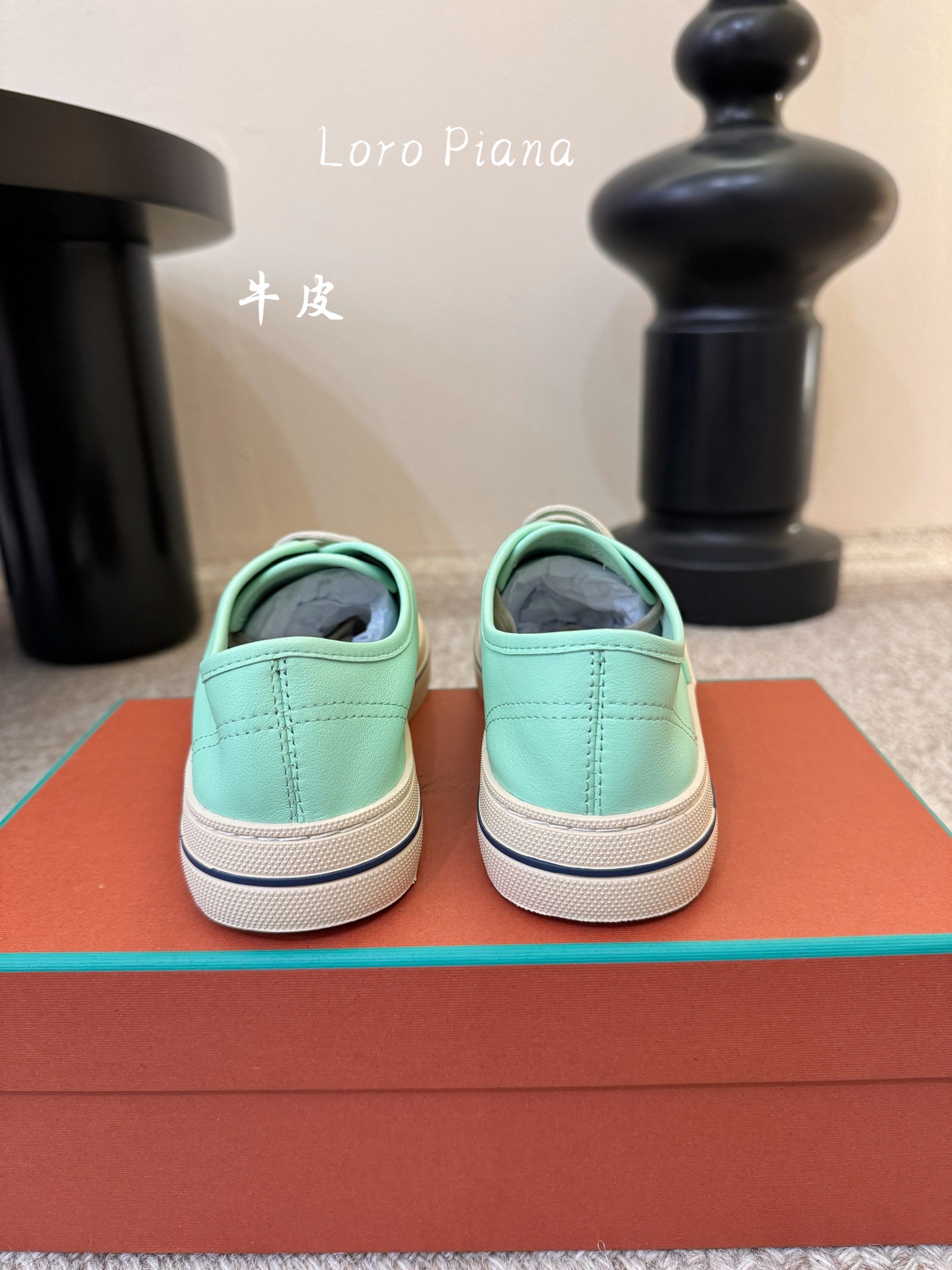 Loropiana新款系带帆布鞋🔥🔥🔥🔥🔥LP一直是以好穿舒适为主的设计风格 这几年老钱风穿搭超级🔥 这