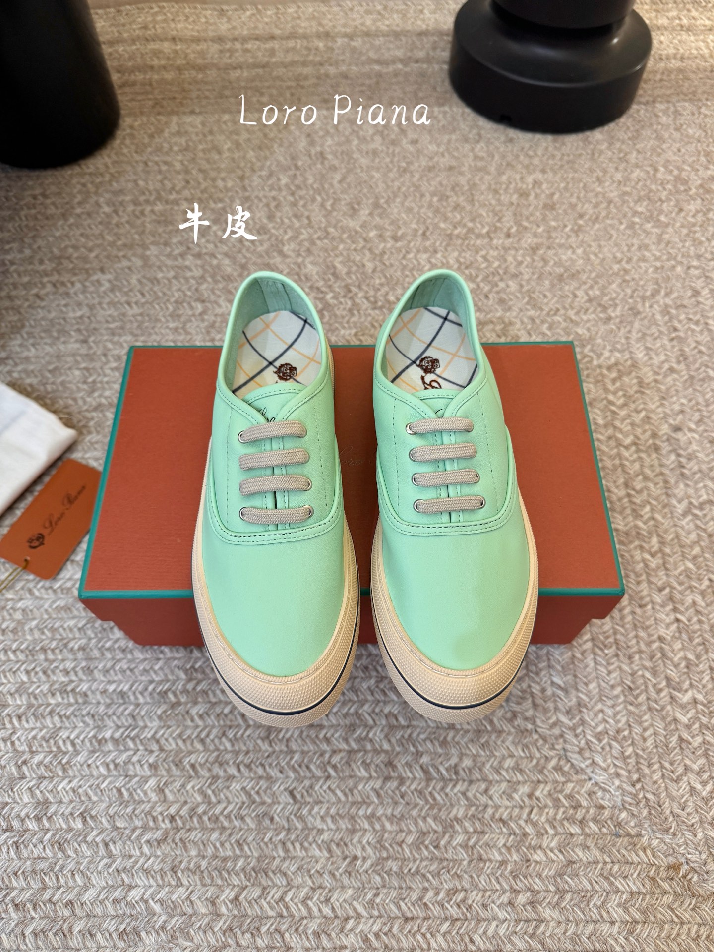 Loropiana新款系带帆布鞋🔥🔥🔥🔥🔥LP一直是以好穿舒适为主的设计风格 这几年老钱风穿搭超级🔥 这