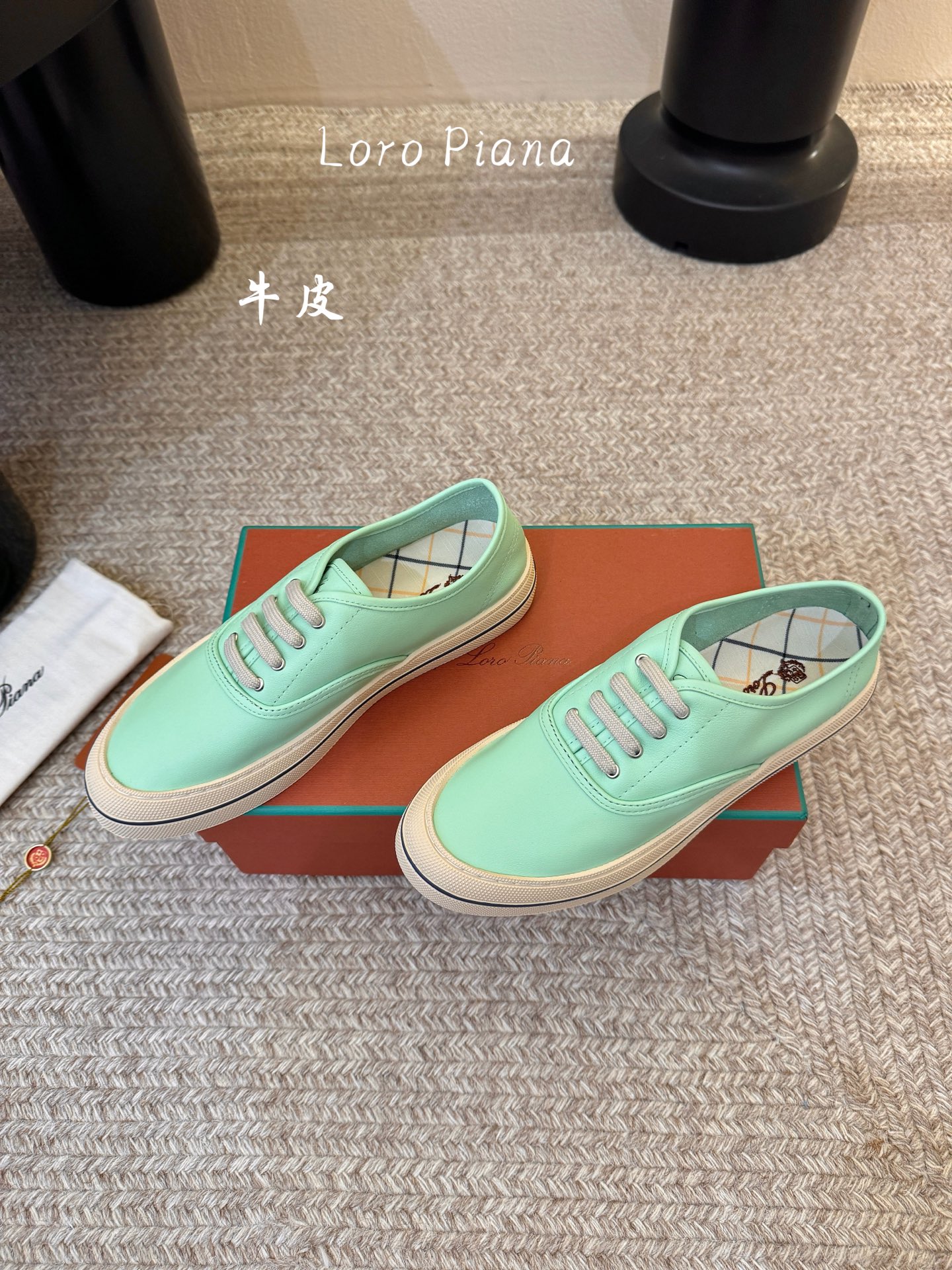 Loropiana新款系带帆布鞋🔥🔥🔥🔥🔥LP一直是以好穿舒适为主的设计风格 这几年老钱风穿搭超级🔥 这