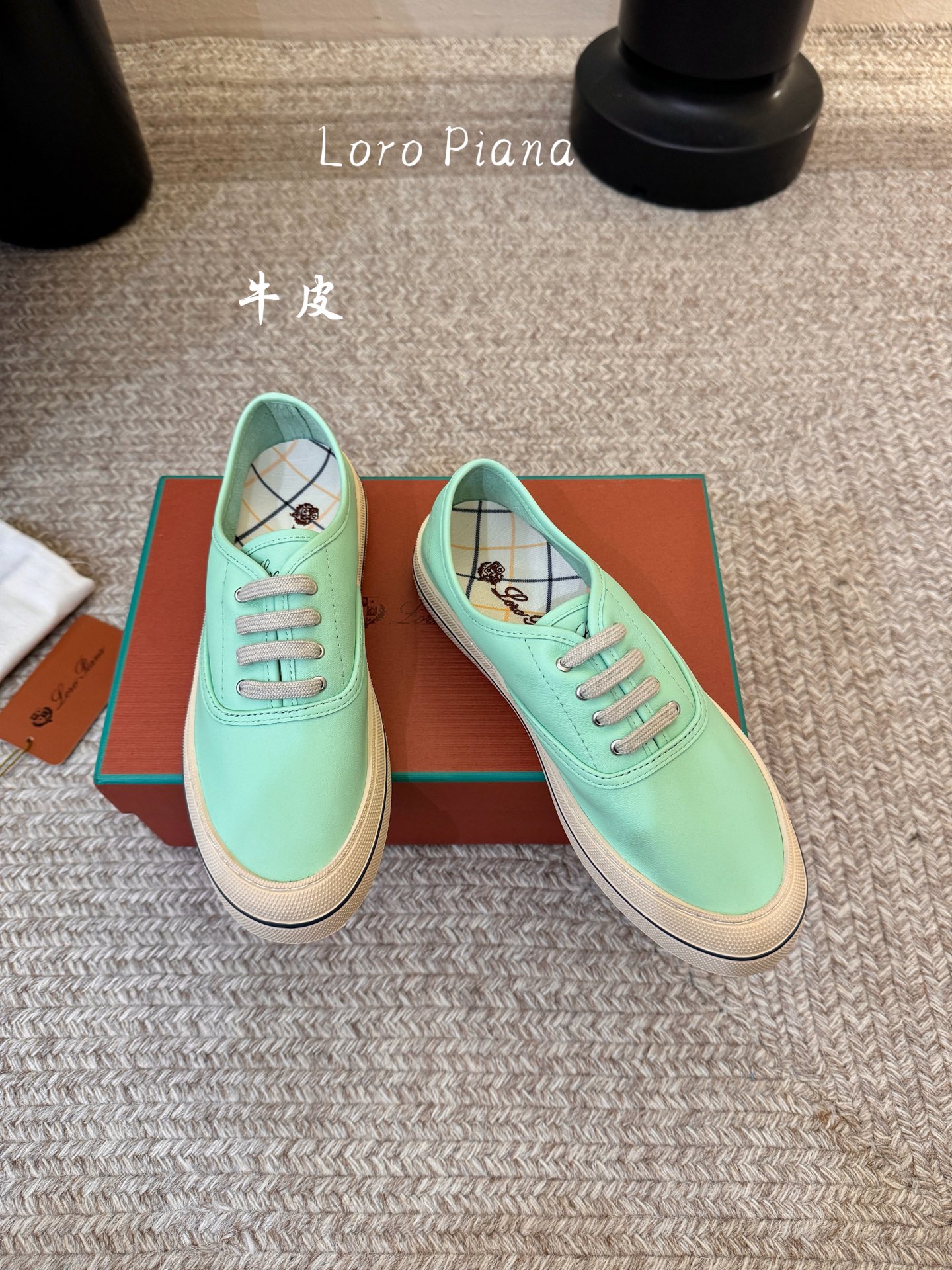 Loropiana新款系带帆布鞋🔥🔥🔥🔥🔥LP一直是以好穿舒适为主的设计风格 这几年老钱风穿搭超级🔥 这