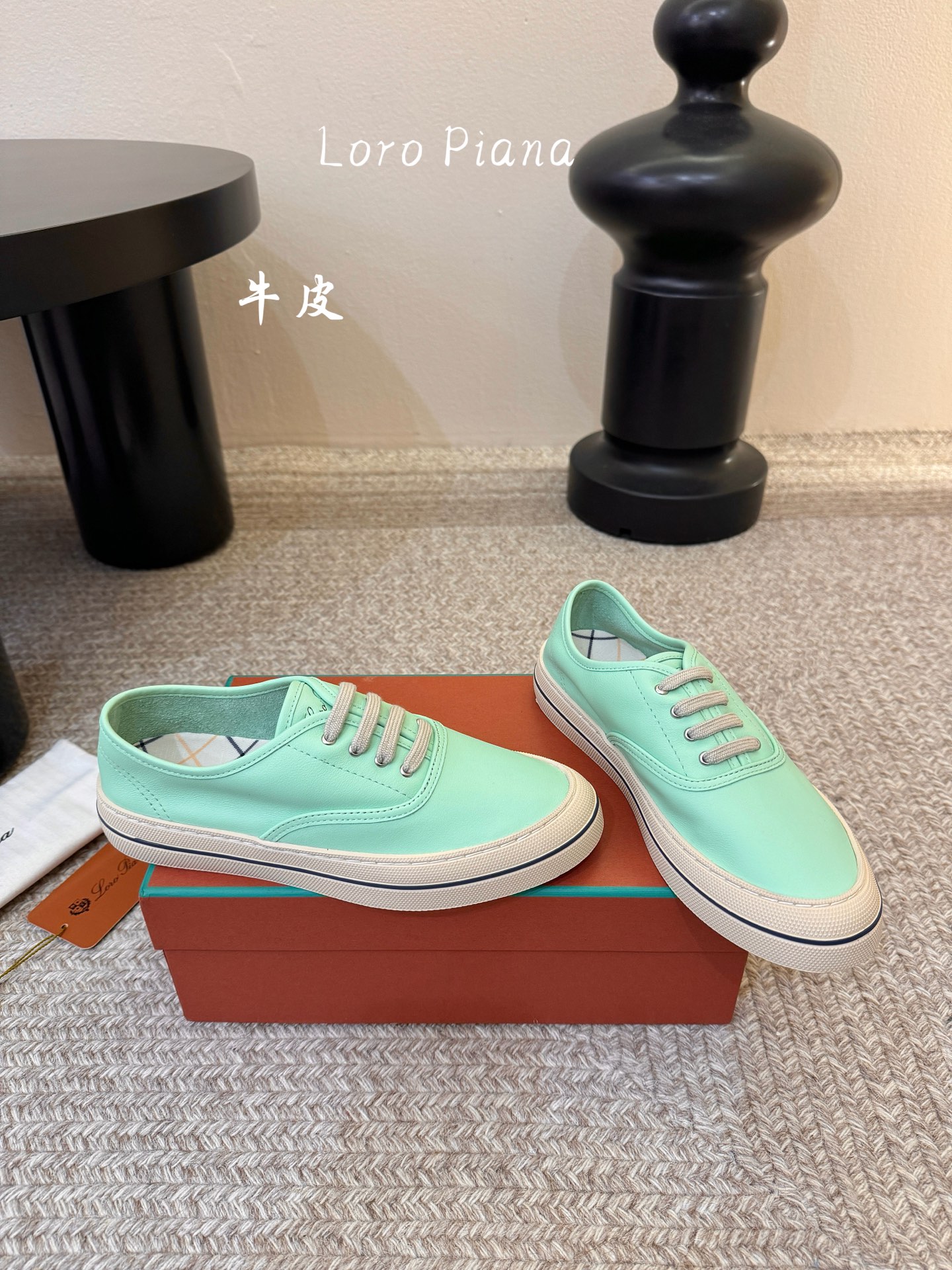 Loropiana新款系带帆布鞋🔥🔥🔥🔥🔥LP一直是以好穿舒适为主的设计风格 这几年老钱风穿搭超级🔥 这