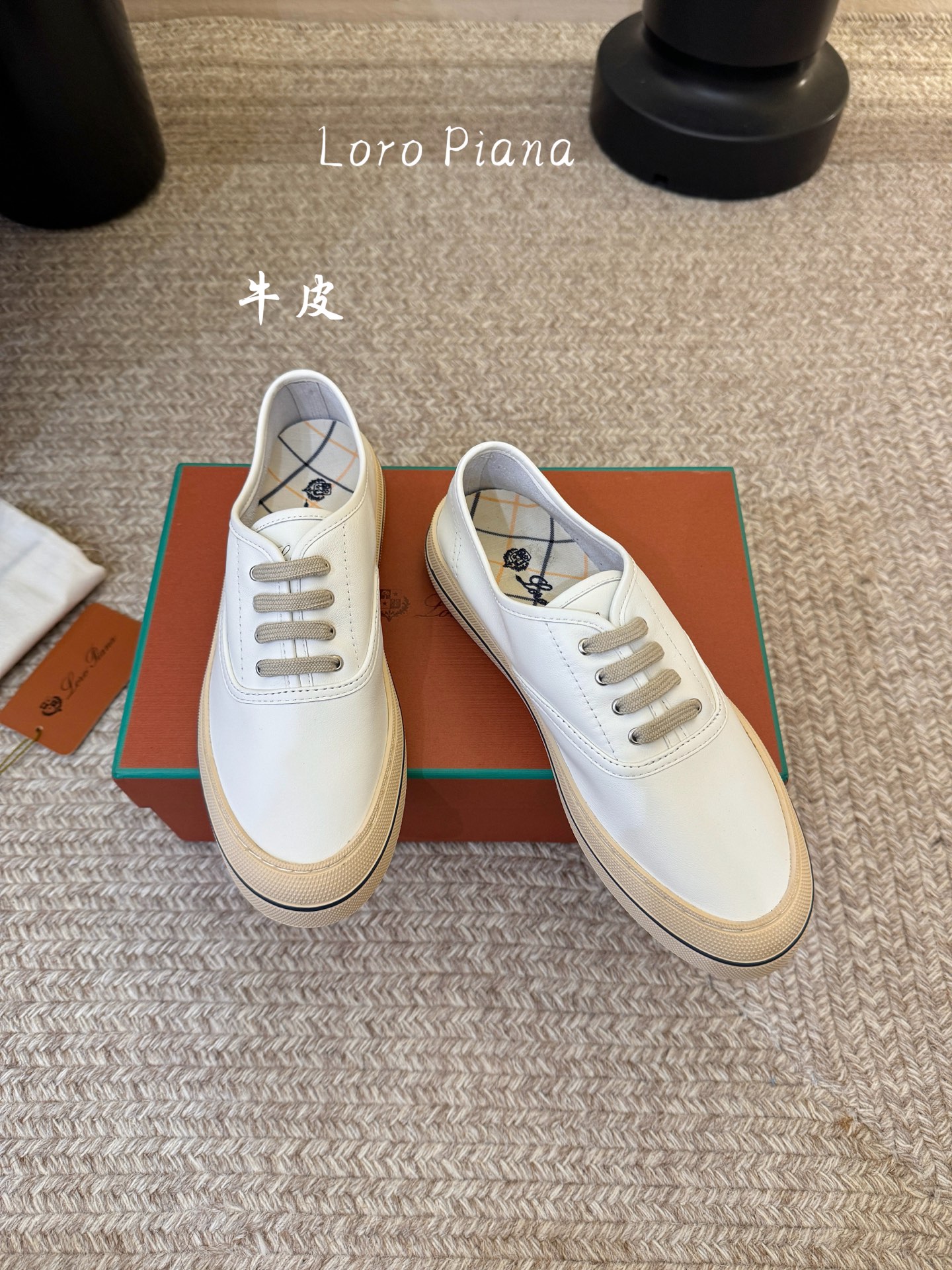 Loropiana新款系带帆布鞋🔥🔥🔥🔥🔥LP一直是以好穿舒适为主的设计风格 这几年老钱风穿搭超级🔥 这