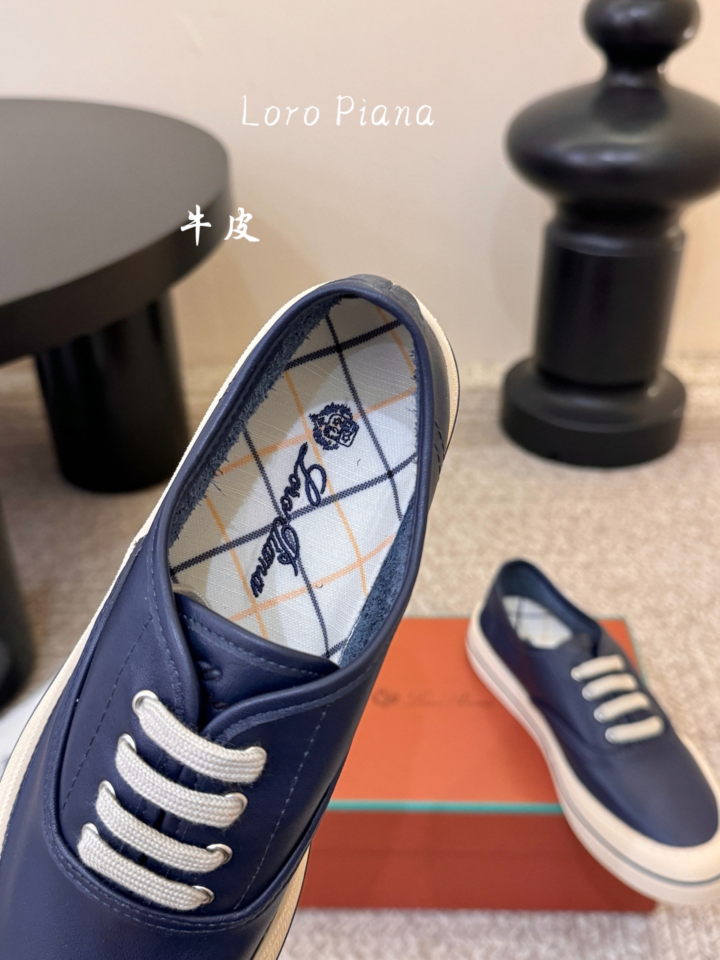 Loropiana新款系带帆布鞋🔥🔥🔥🔥🔥LP一直是以好穿舒适为主的设计风格 这几年老钱风穿搭超级🔥 这