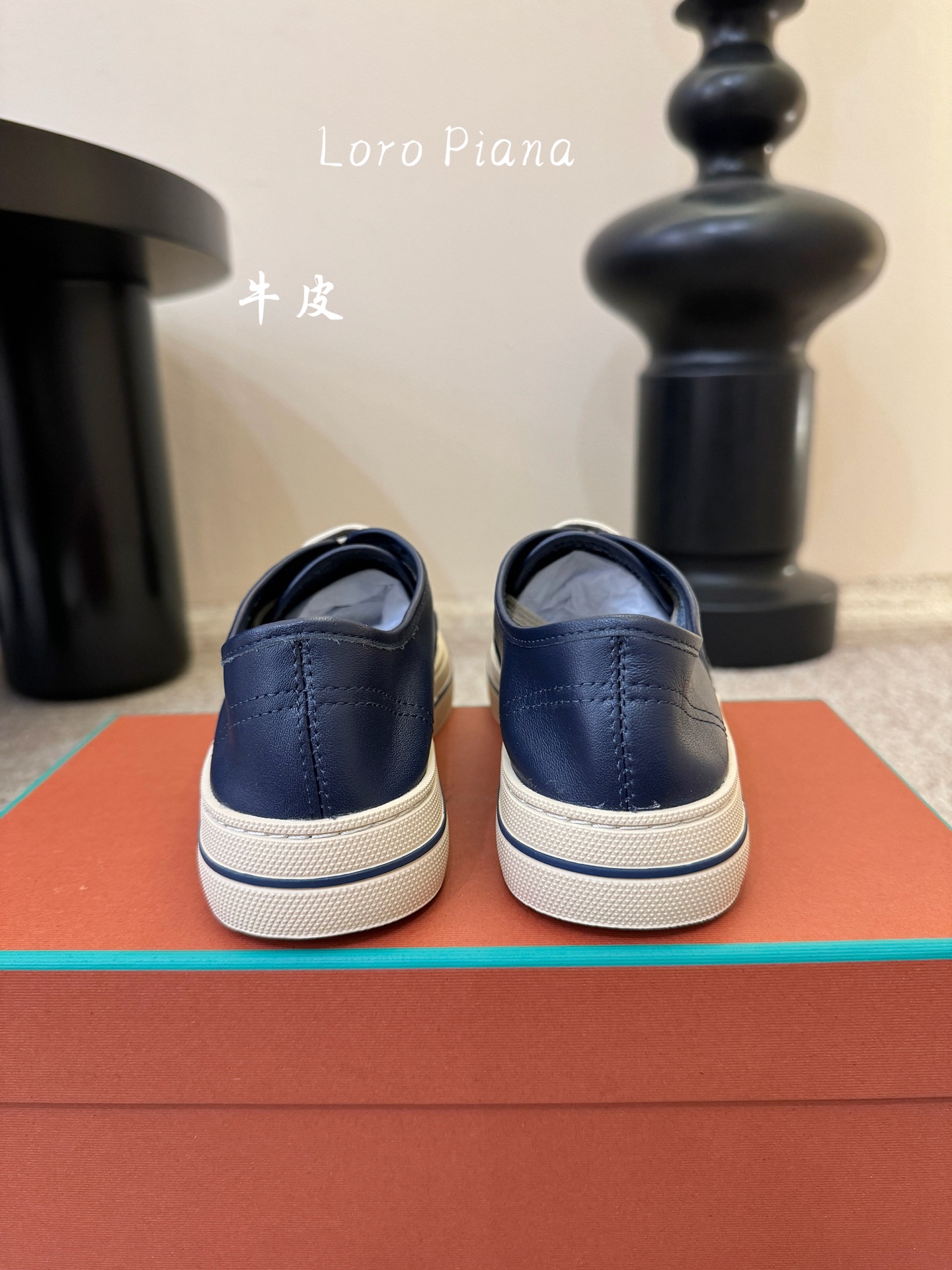 Loropiana新款系带帆布鞋🔥🔥🔥🔥🔥LP一直是以好穿舒适为主的设计风格 这几年老钱风穿搭超级🔥 这