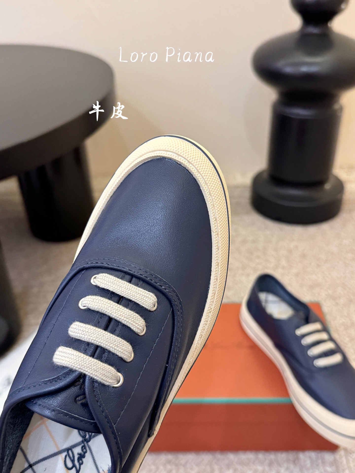 Loropiana新款系带帆布鞋🔥🔥🔥🔥🔥LP一直是以好穿舒适为主的设计风格 这几年老钱风穿搭超级🔥 这