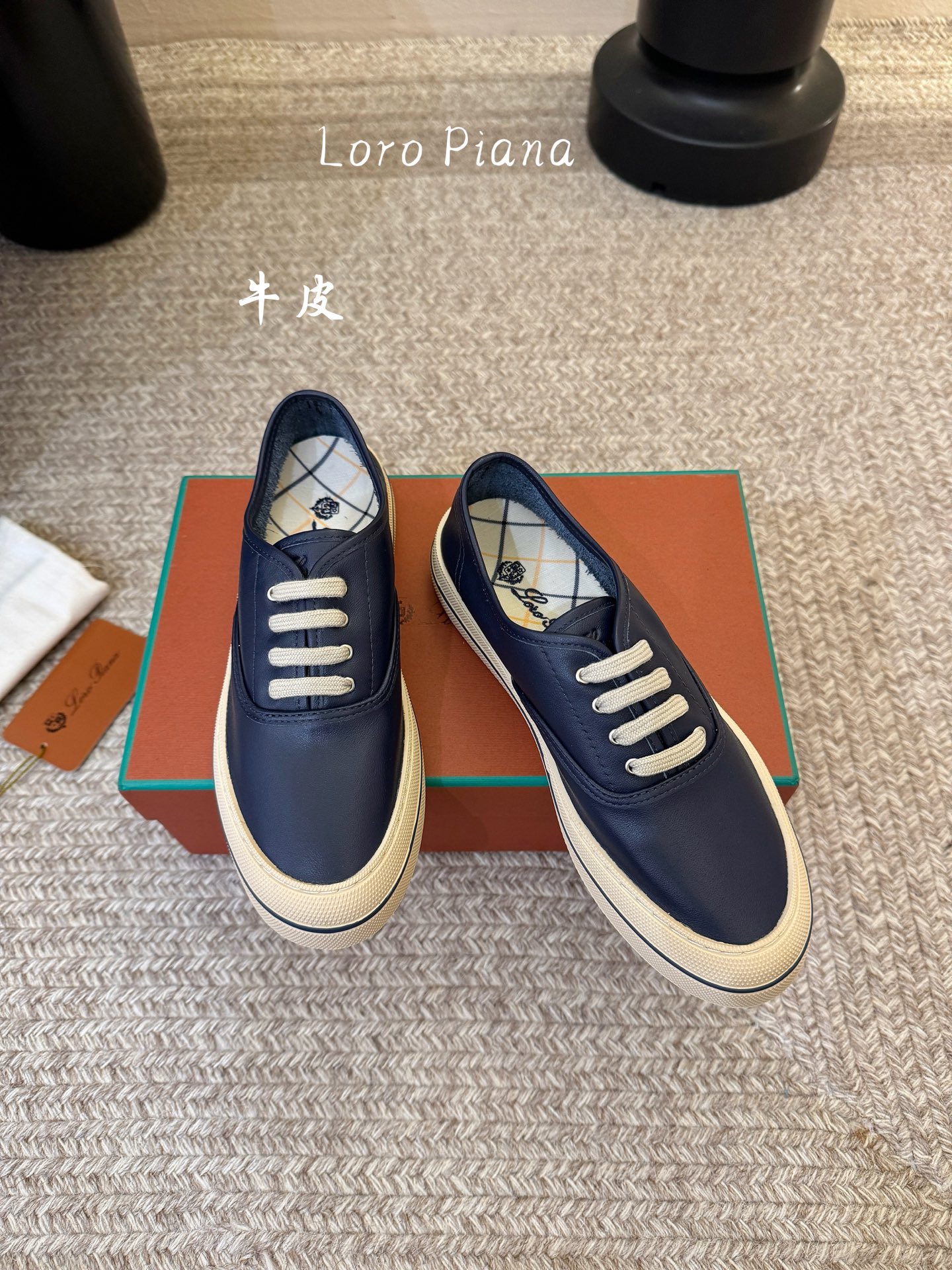 Loropiana新款系带帆布鞋🔥🔥🔥🔥🔥LP一直是以好穿舒适为主的设计风格 这几年老钱风穿搭超级🔥 这